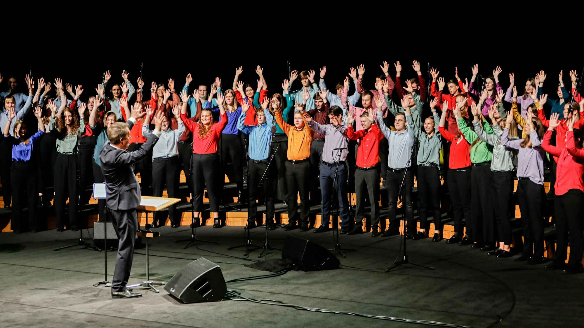 Der Jugendchor St. Stephan auf der Bühne.