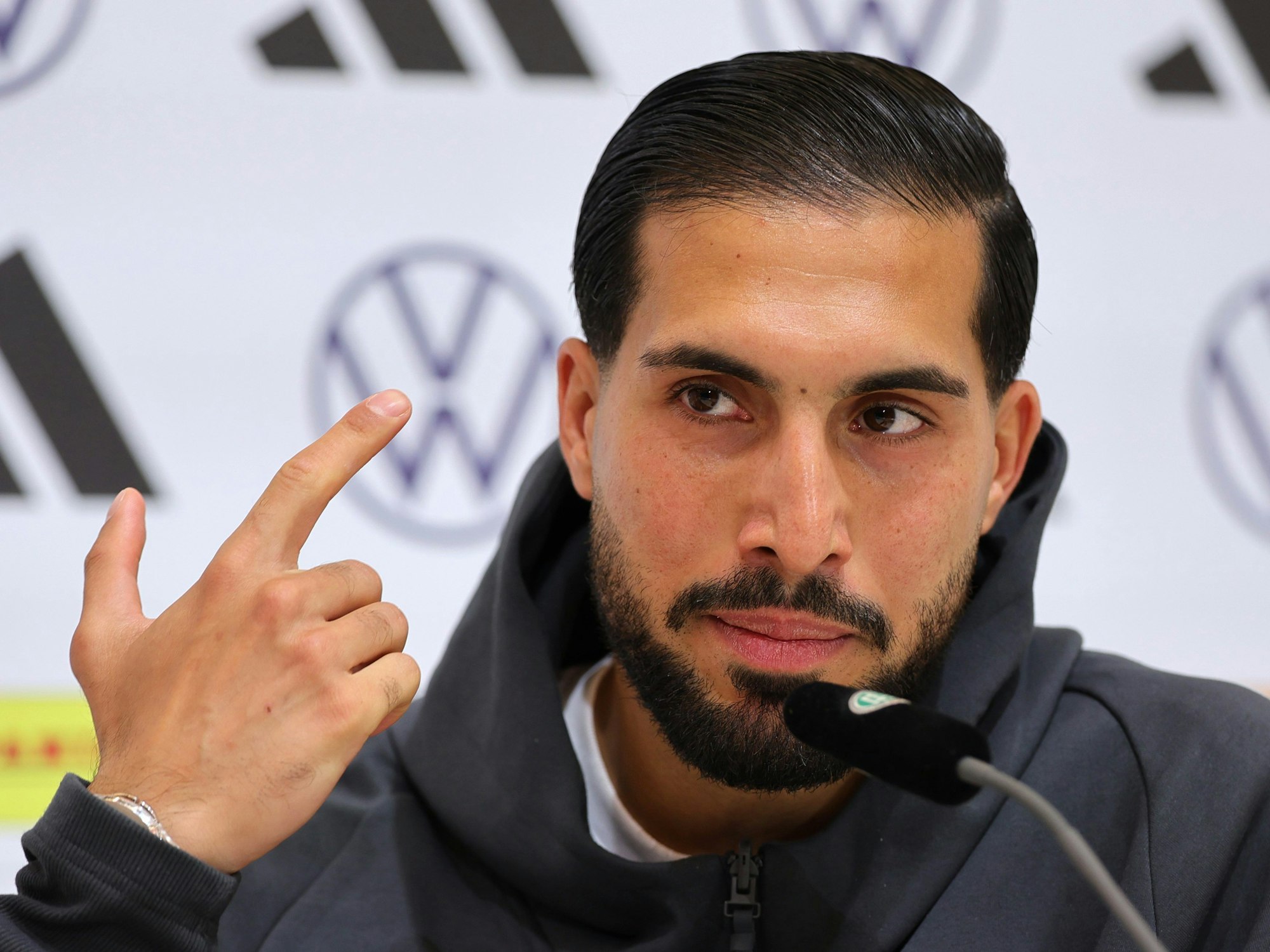 Emre Can spricht auf einer PK zu Medienvertretern.