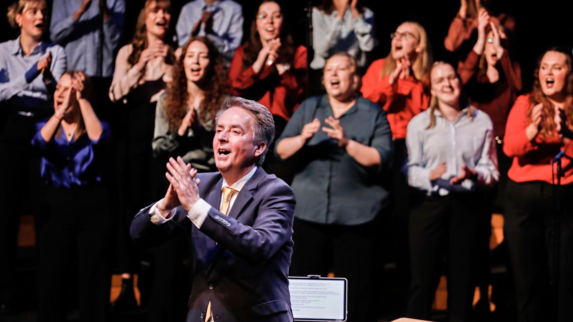 Jugendchor St. Stephan mit Leiter Michael Kokott.