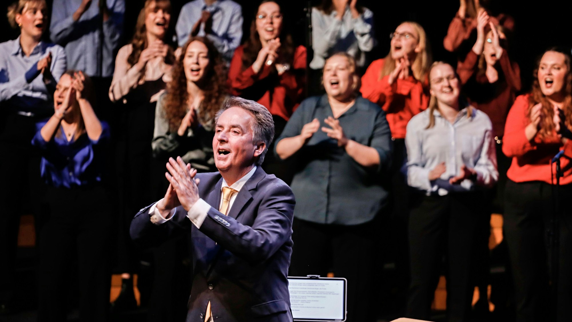 Jugendchor St. Stephan mit Leiter Michael Kokott.