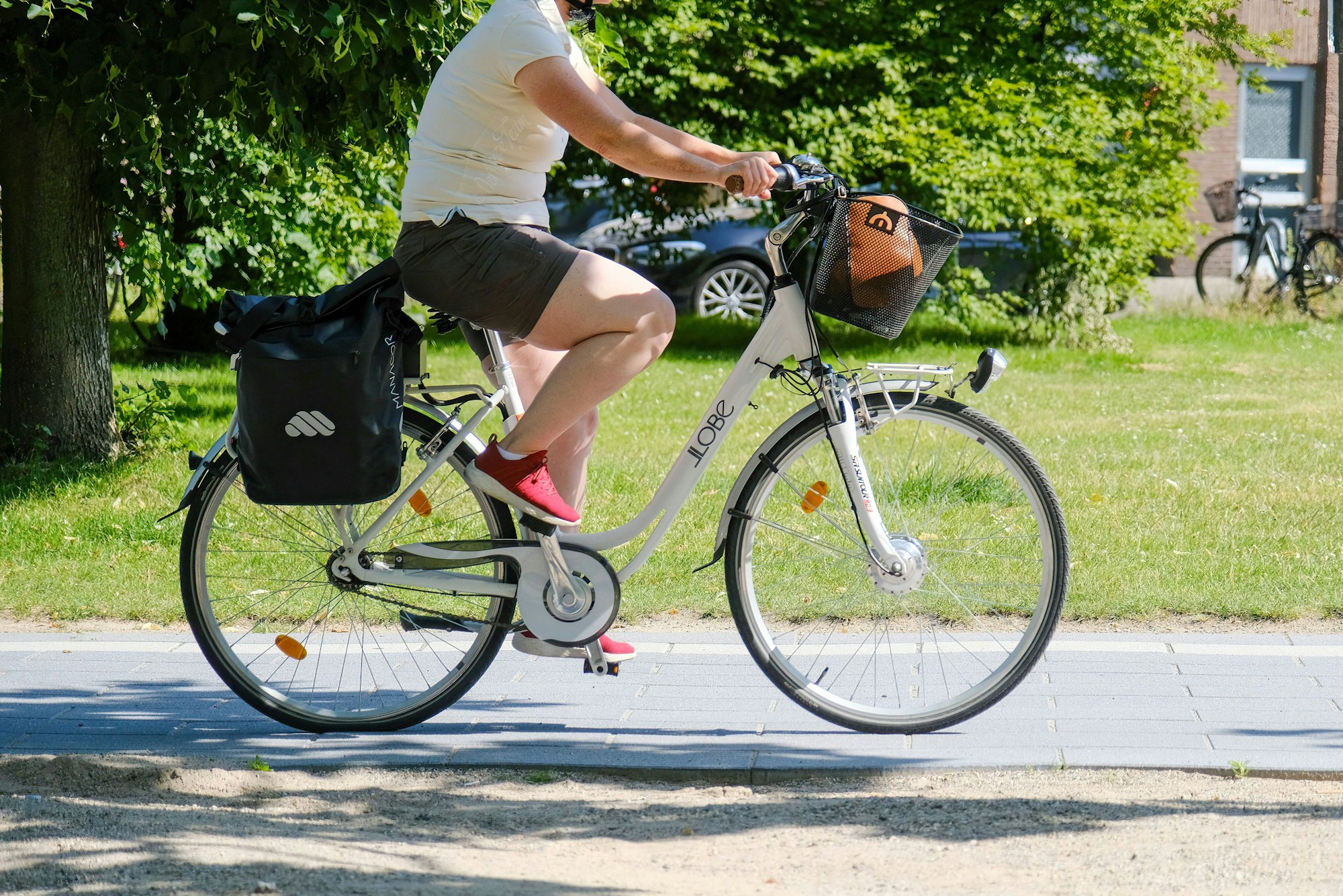 Ein Llobe-Bike fährt durch Düsseldorf.
