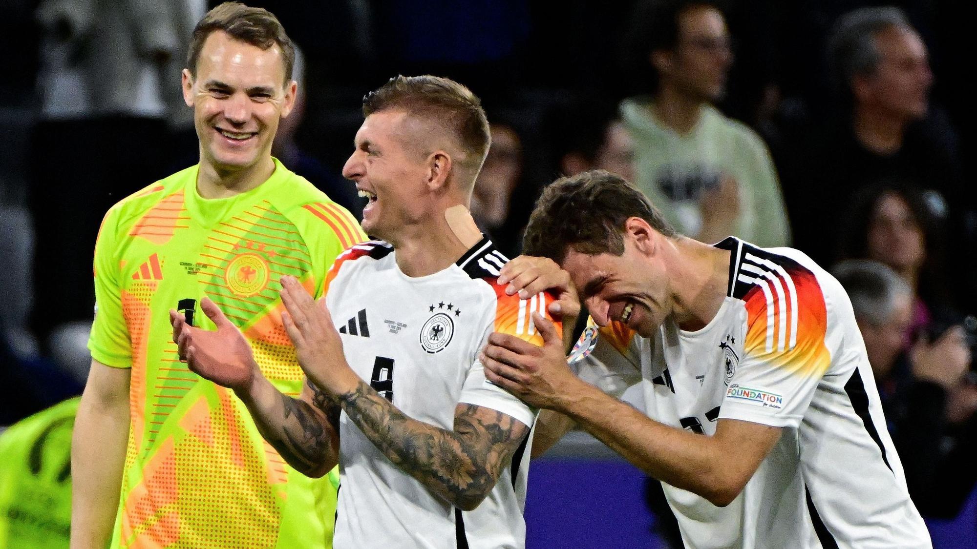 Manuel Neuer, Toni Kroos und Thomas Müller bei der Ehrenrunde.