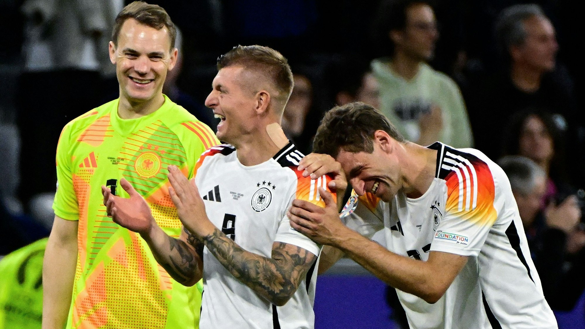 Manuel Neuer, Toni Kroos und Thomas Müller bei der Ehrenrunde.