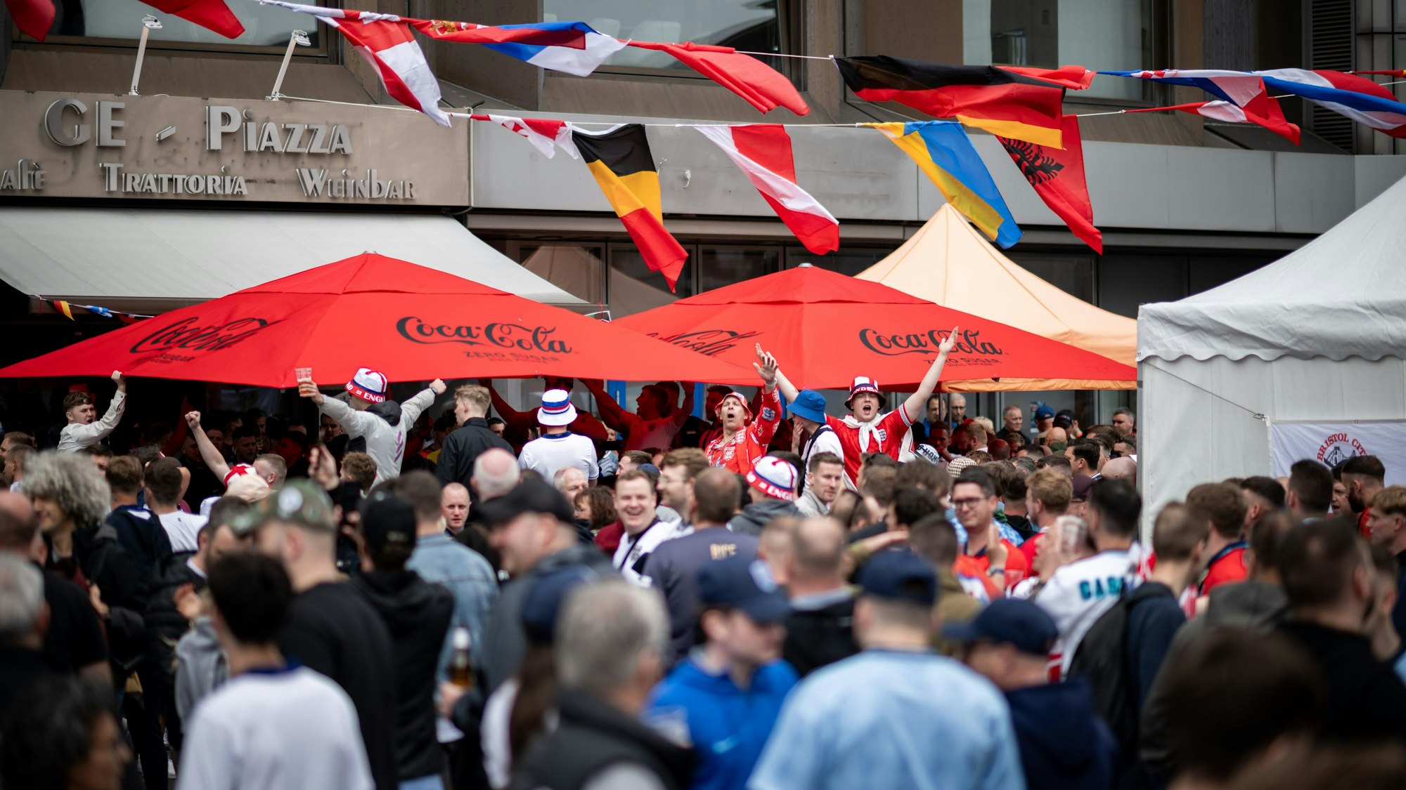 Fans der englischen Nationalmannschaft feiern in der Innenstadt.