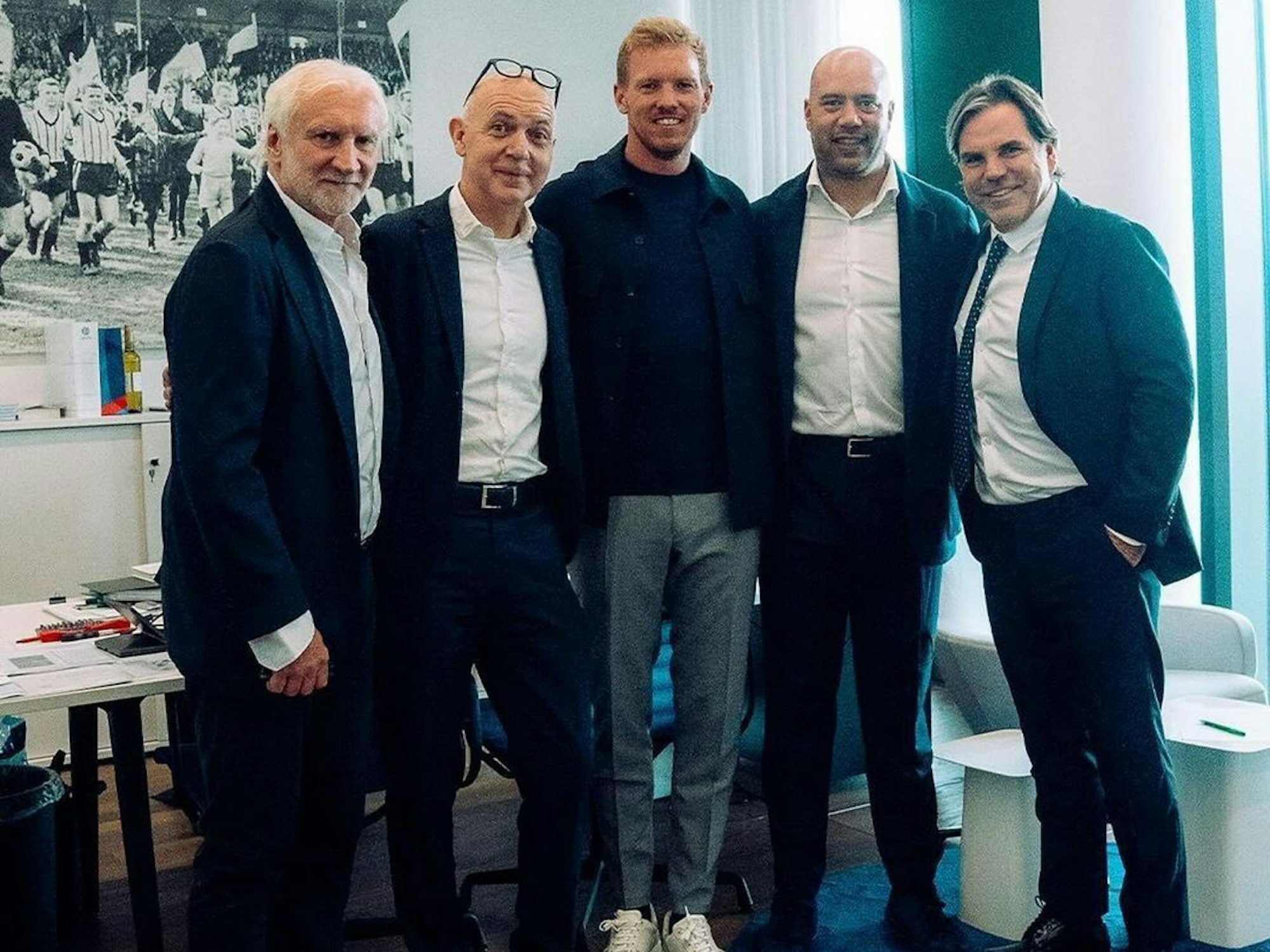 Julian Nagelsmann mit seinen Beratern.