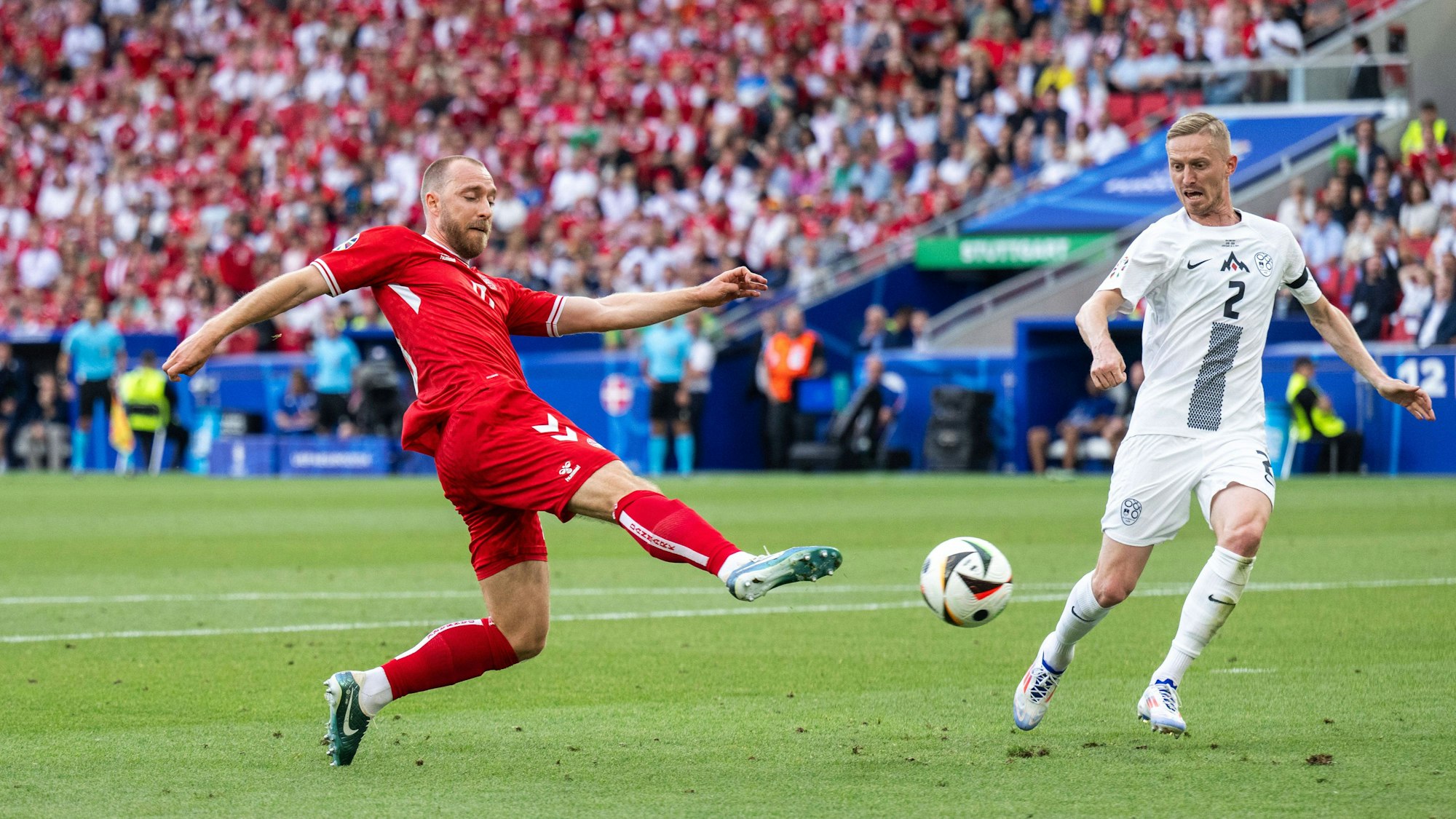 Christian Eriksen macht bei der EM 2024 das 1:0 für Dänemark gegen Slowenien.