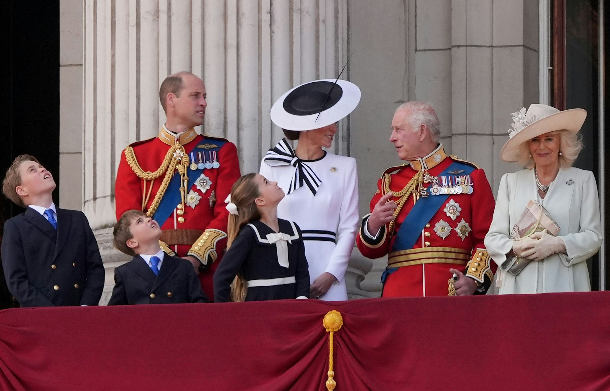 William, Prinz von Wales (hinten, l-r), Kate, Prinzessin von Wales, König Charles III. und Königin Camilla sowie Prinz George (vorn l-r), Prinz Louis und Prinzessin Charlotte stehen auf dem Balkon des Buckingham Palace, London nach der «Trooping the Colour»-Zeremonie, während König Charles seinen offiziellen Geburtstag feiert.