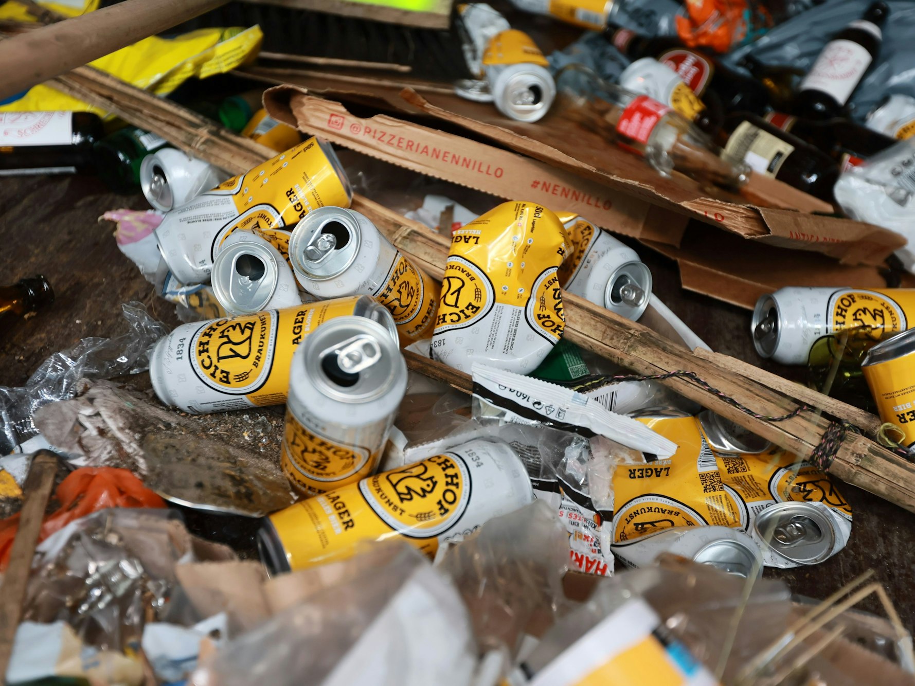 Bierdosen aus der Schweiz im Müll