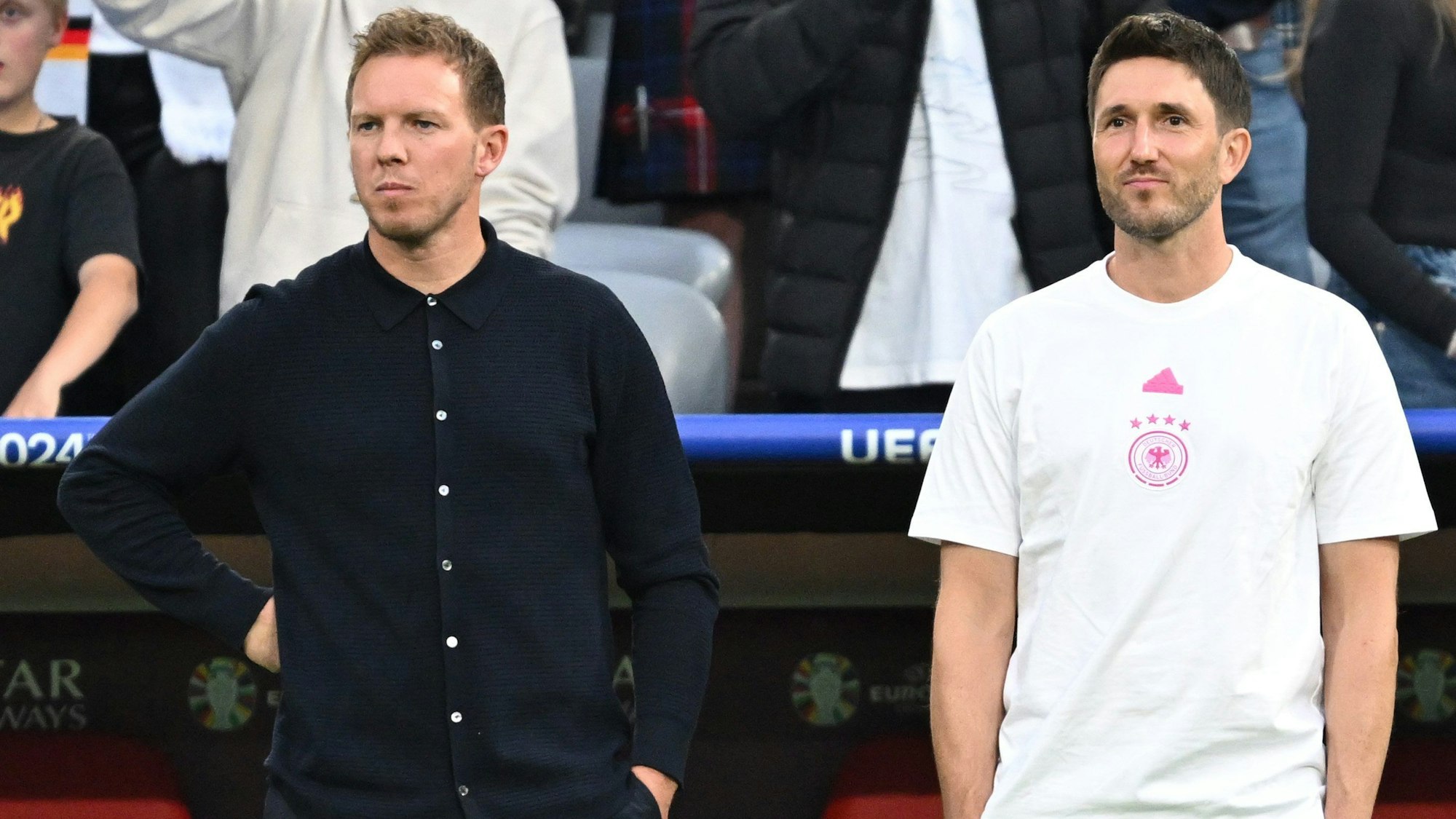 Julian Nagelsmann (l) und Co-Trainer Benjamin Glück vor dem Spiel.