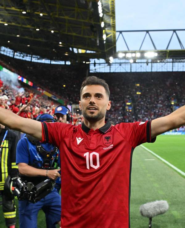Nedim Bajrami bejubelt seinen Treffer gegen Italien.