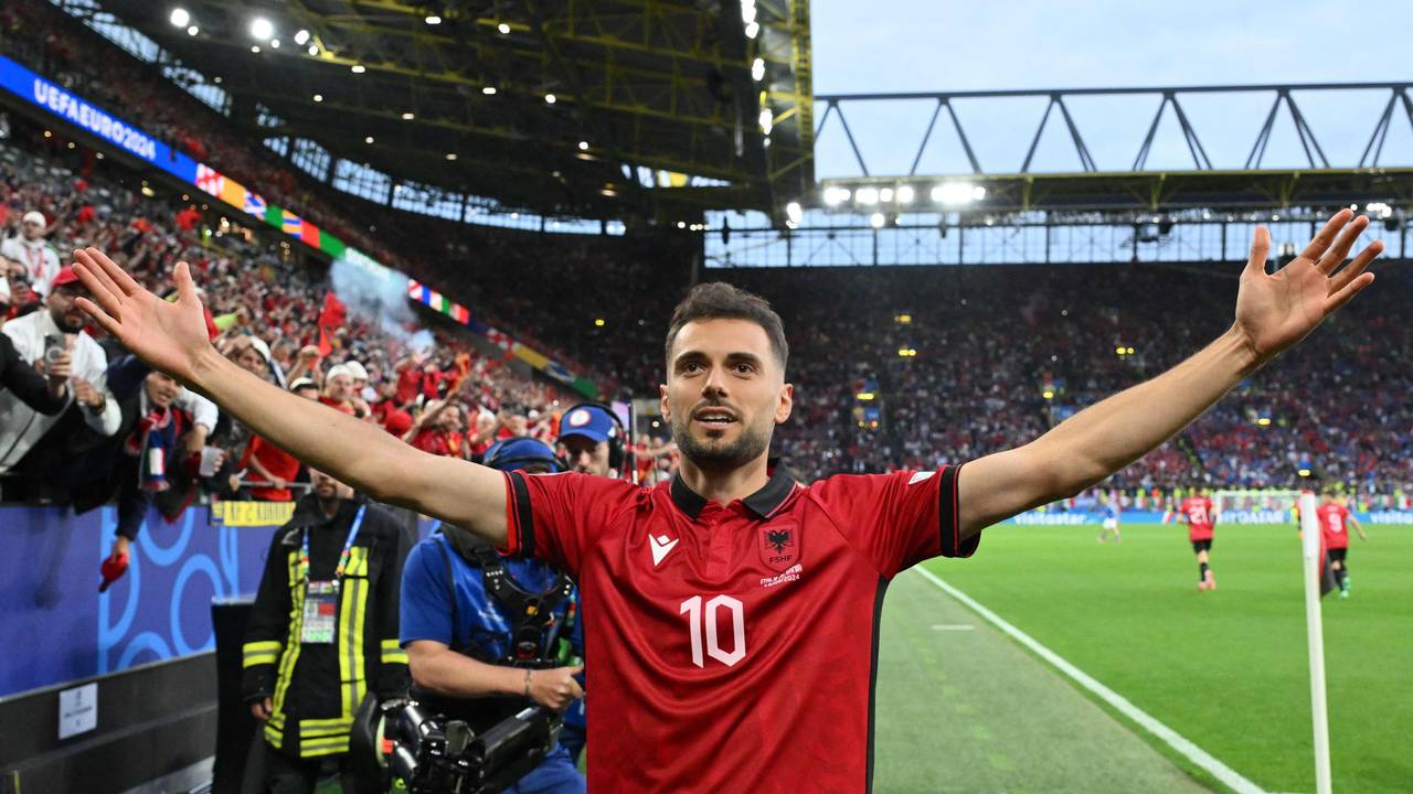 Nedim Bajrami bejubelt seinen Treffer gegen Italien.