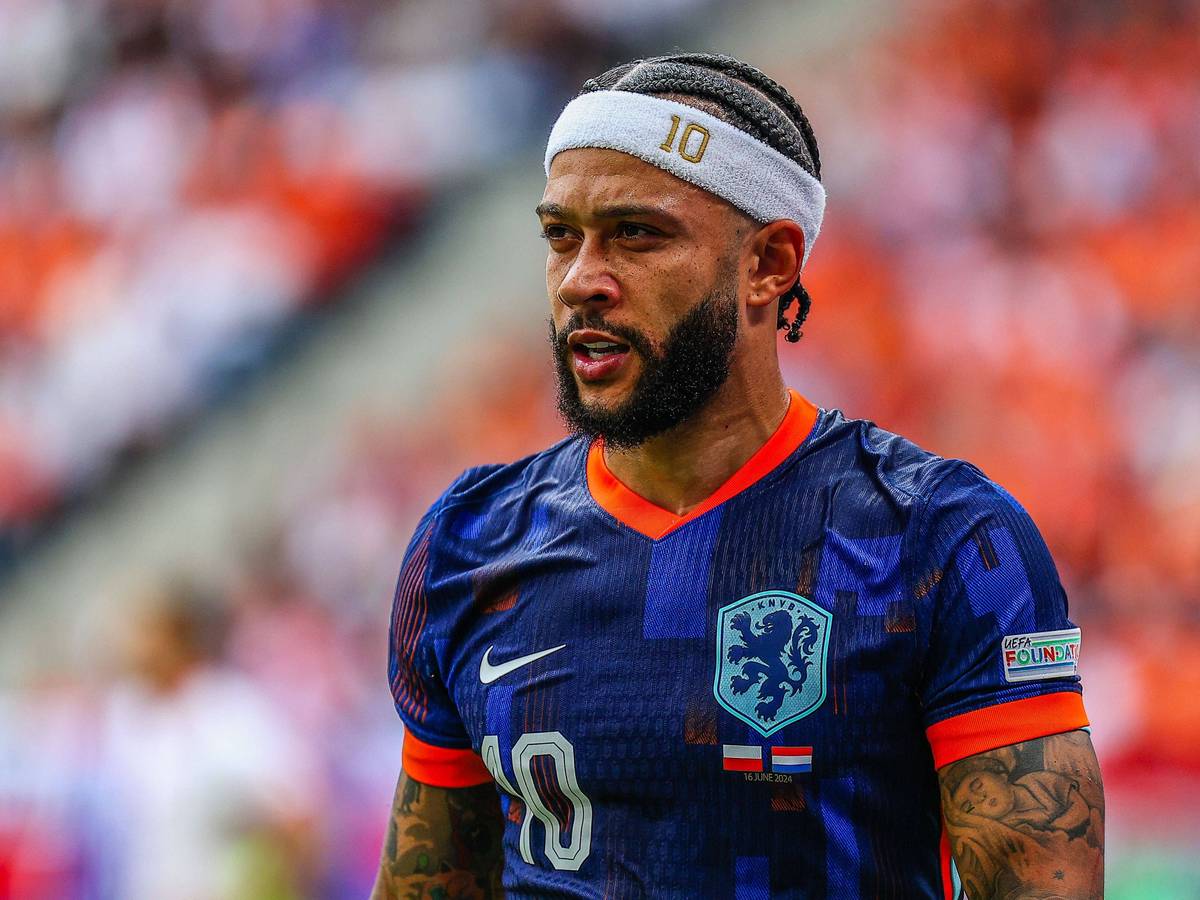 Memphis Depay trägt das niederländische Trikot und dazu ein Stirnband.