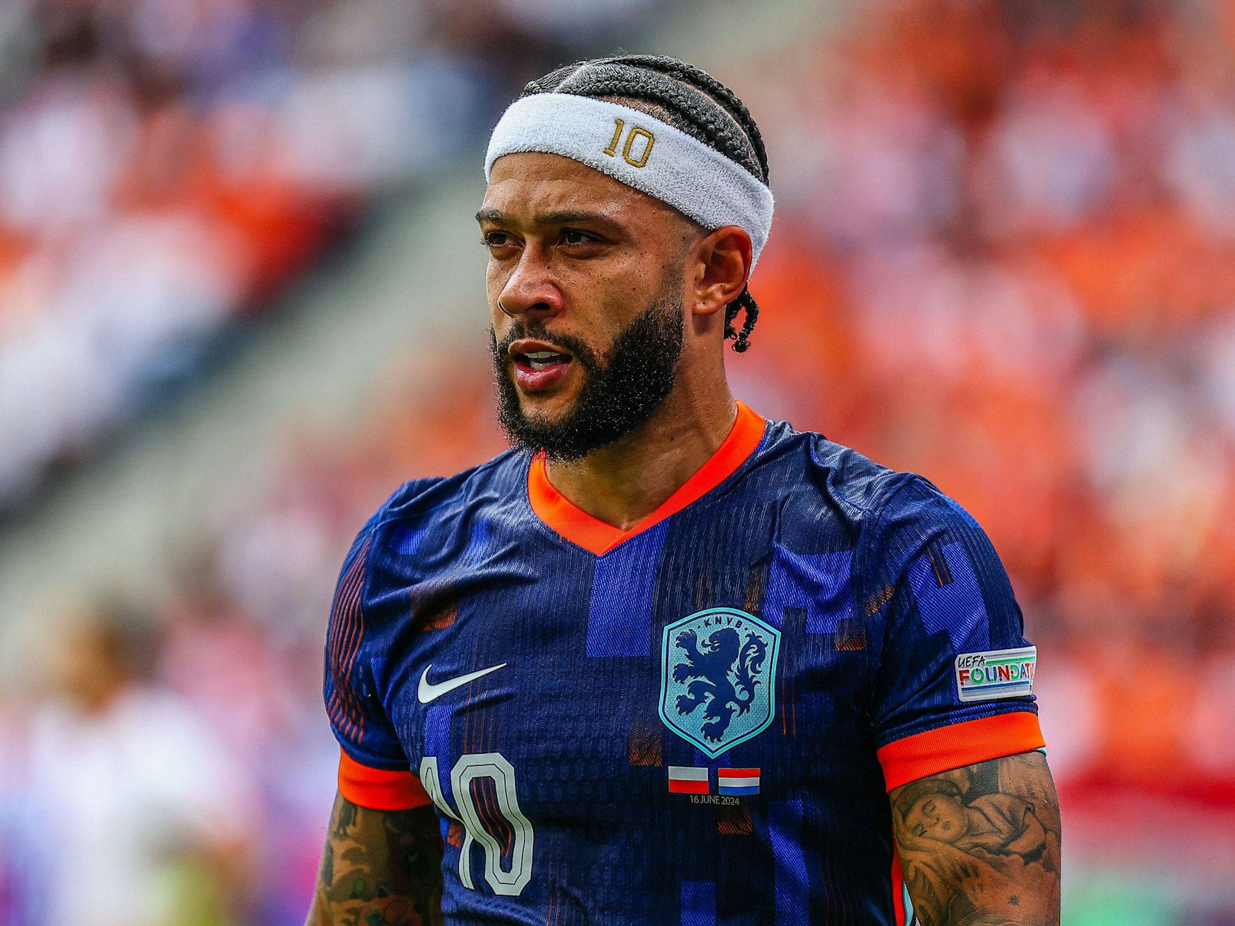 Memphis Depay trägt das niederländische Trikot und dazu ein Stirnband.