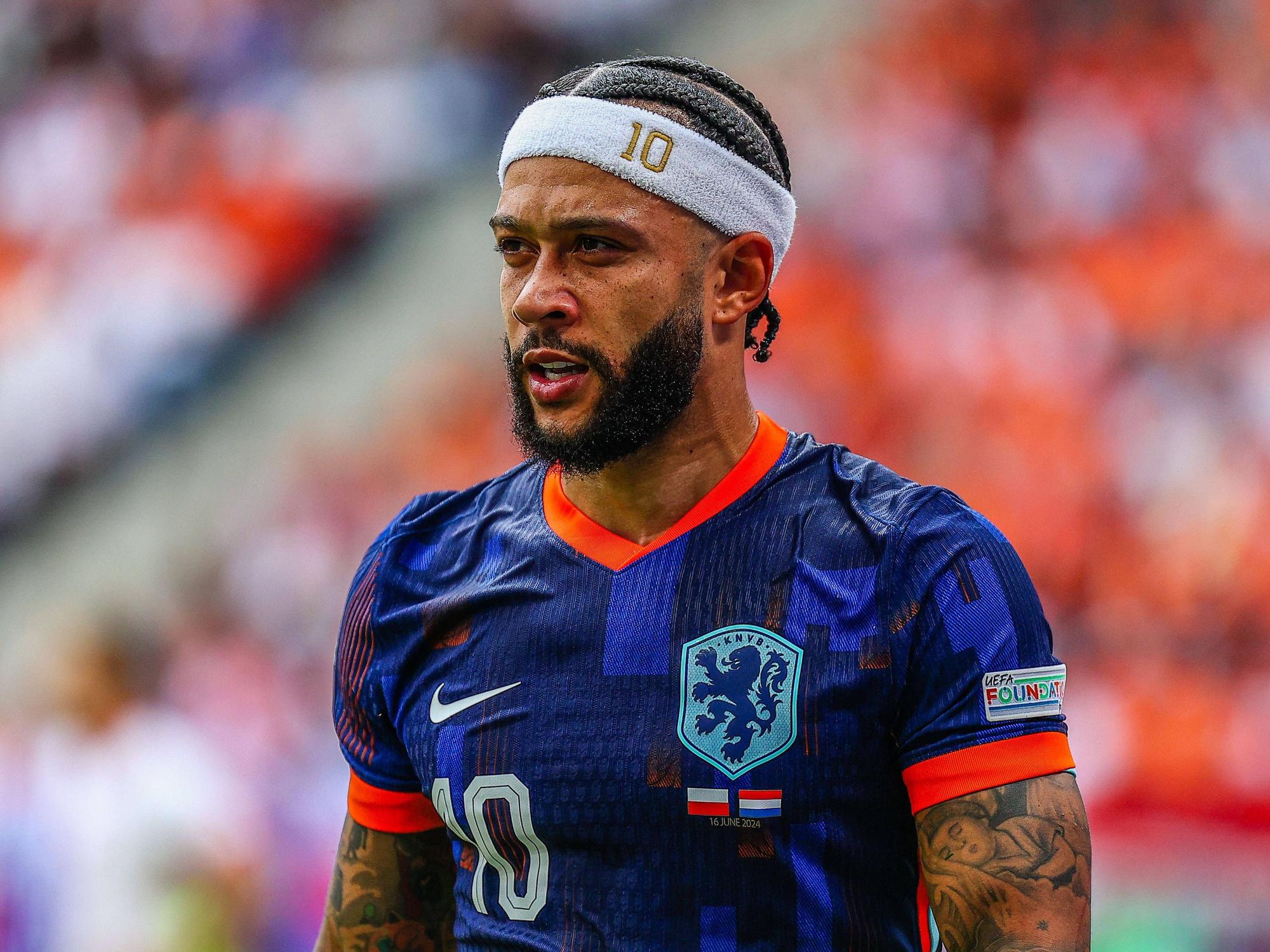 Memphis Depay trägt das niederländische Trikot und dazu ein Stirnband.