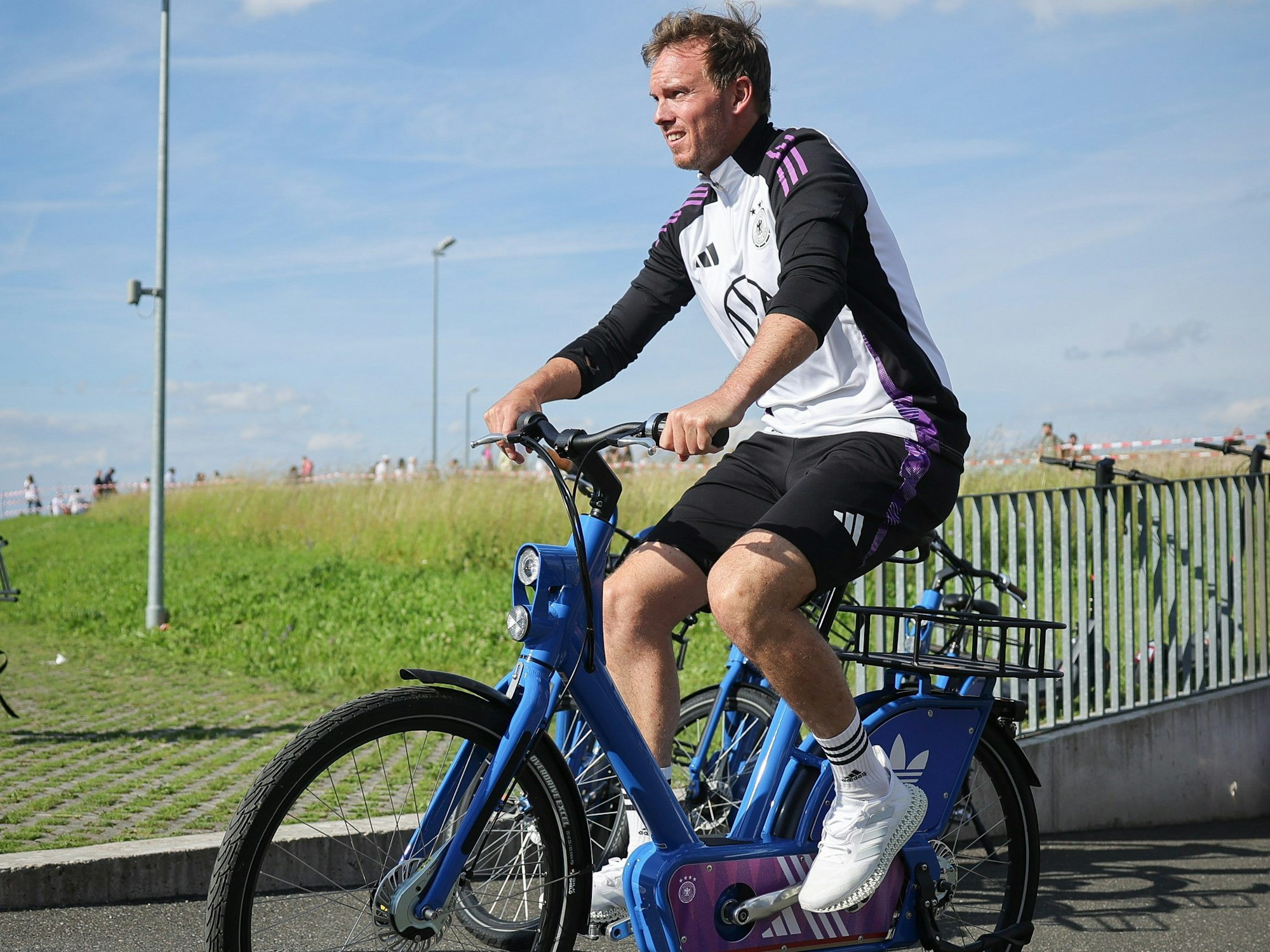 Deutschlands Trainer Julian Nagelsmann fährt nach dem öffentlichen Training im Adi-Dassler-Stadion mit dem Fahrrad zurück.