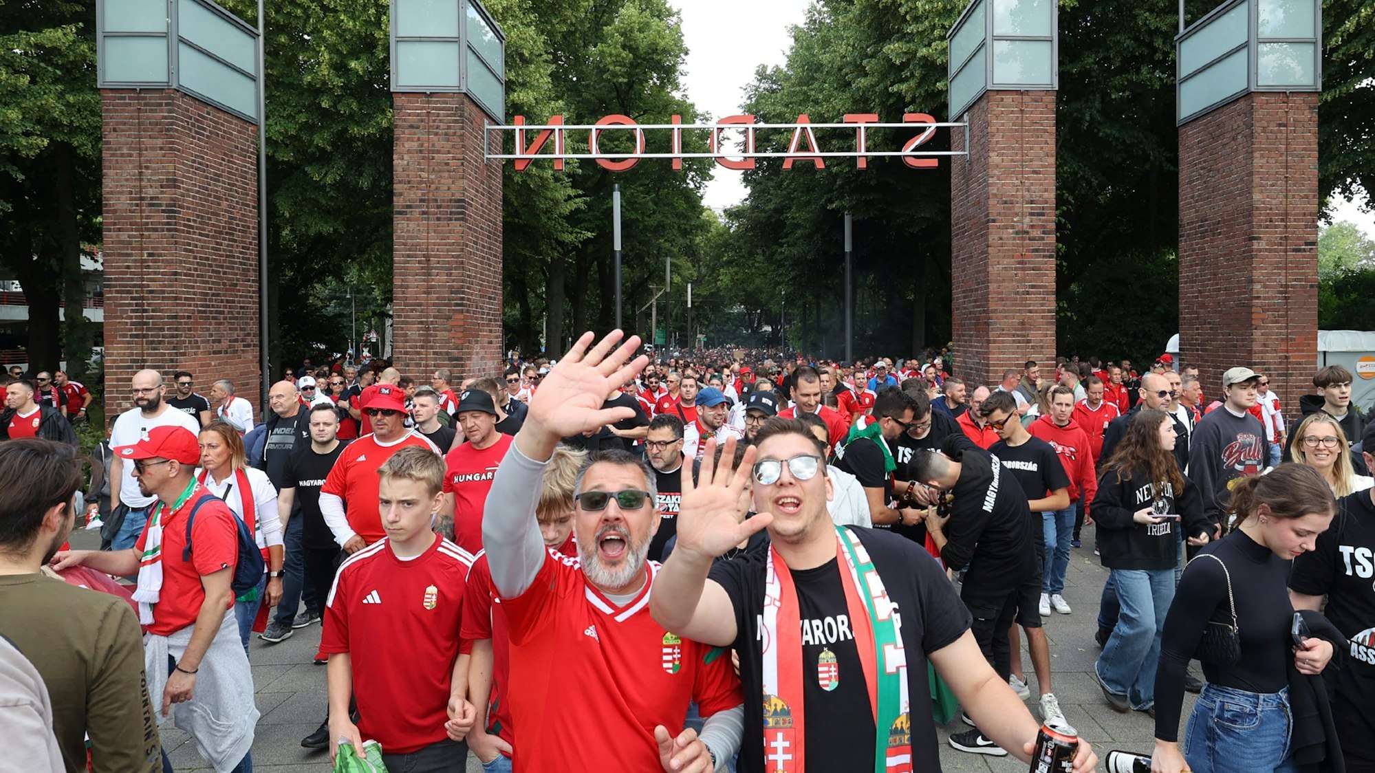 Fans auf dem Weg zum Spiel Ungarn-Schweiz.