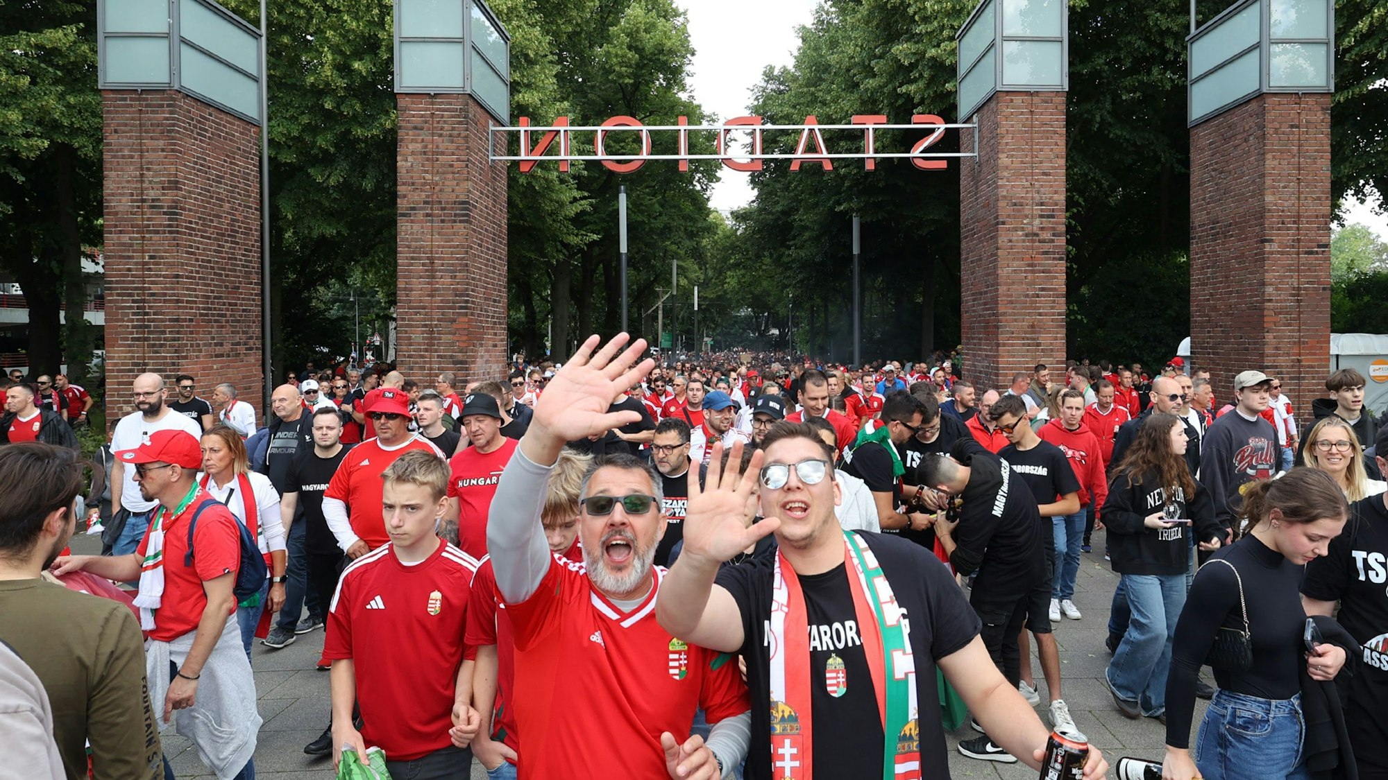 Fans auf dem Weg zum Spiel Ungarn-Schweiz.