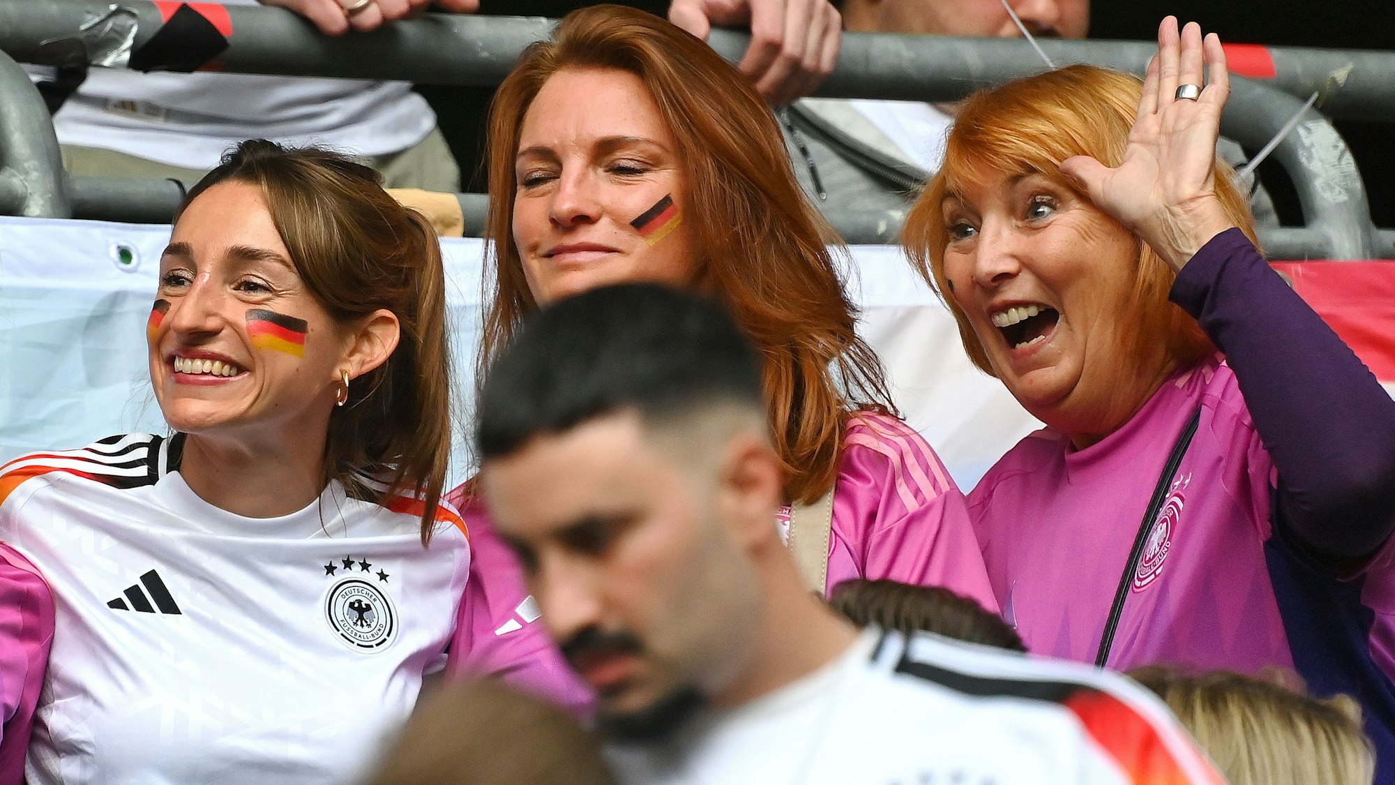 Burgi Nagelsmann mit Schwester Vannessa und Freundin Lena.