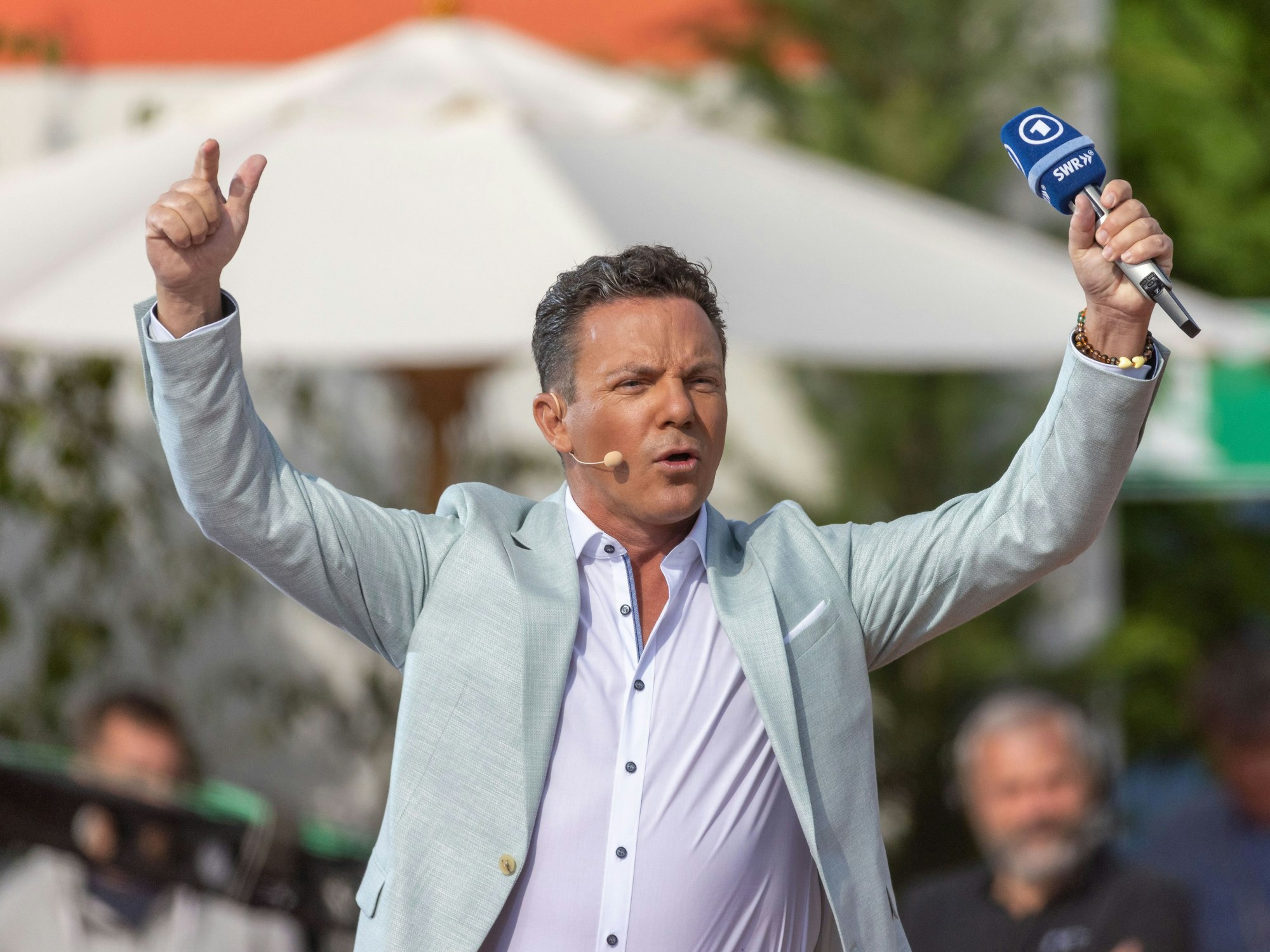 Moderator Stefan Mross steht während der Live-Übertragung der Sendung «Immer wieder sonntags» in der «Immer wieder sonntags»-Arena.