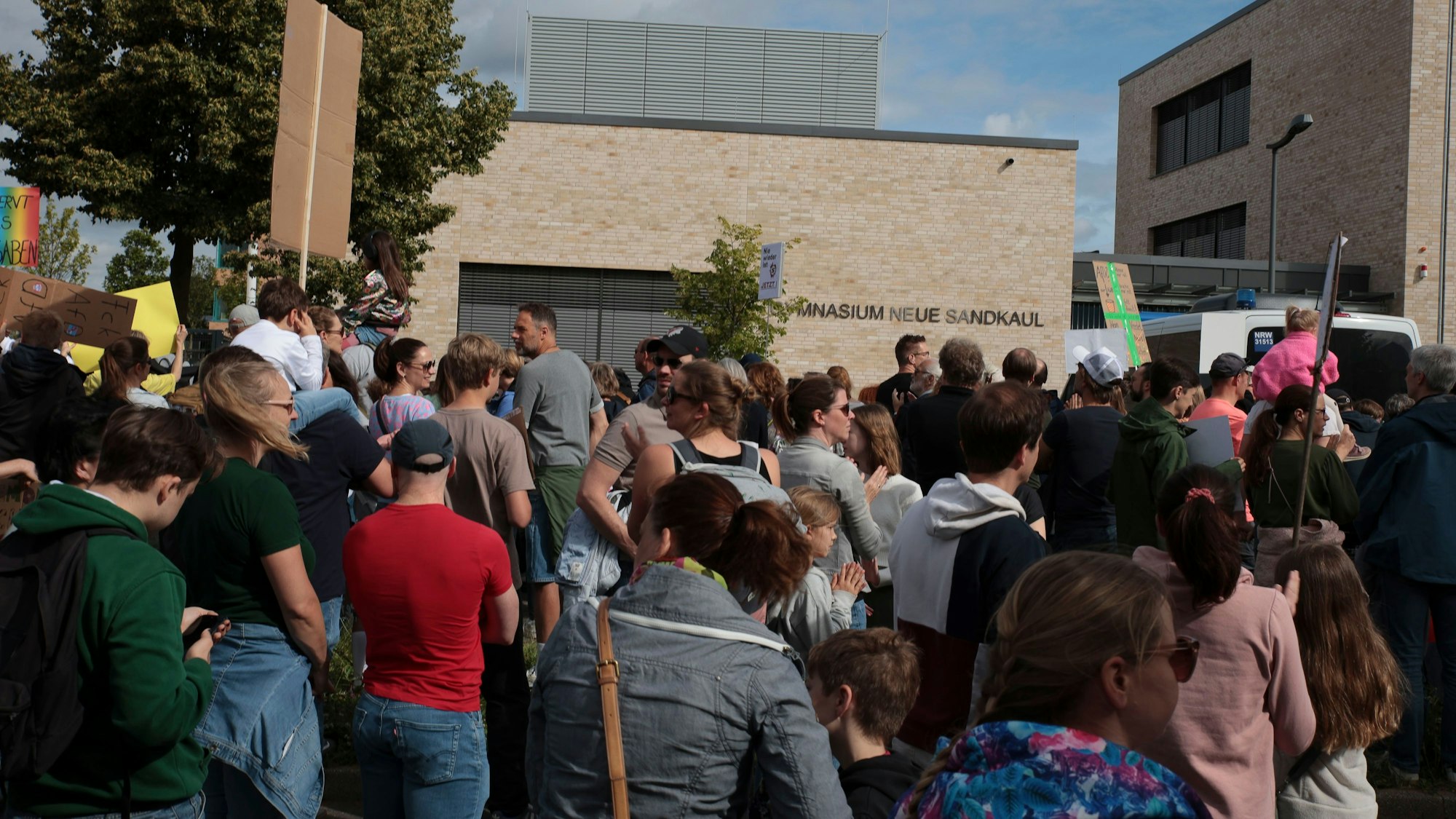 Demonstranten und Demonstrantinnen beim AfD-Kreisparteitag in Köln-Widdersdorf
