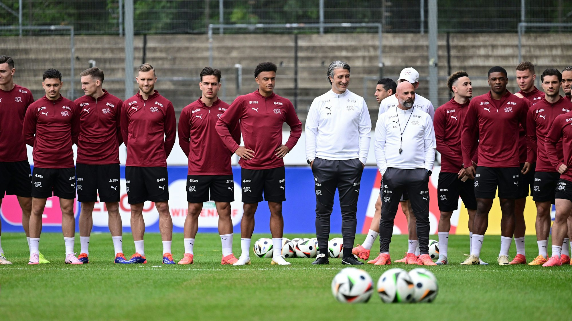 Der Trainer Murat Yakin (l.) steht mit dem Assistent Giorgio Contini (r.) und der Mannschaft auf dem Platz.