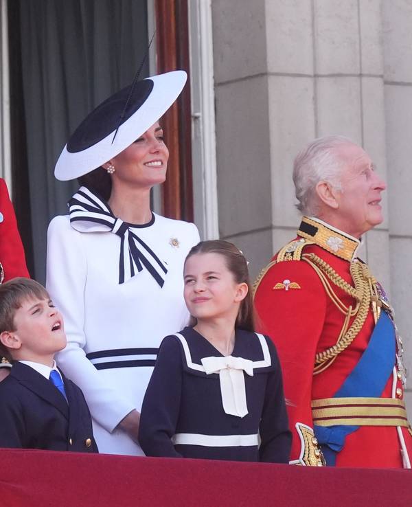 Prinz William (hinten, l-r), Prince of Wales, Kate, Princess of Wales, und der britische König Charles III., stehen mit Prinz George (unten,l-r), Prinz Louis, und Prinzessin Charlotte, auf dem Balkon des Buckingham Palastes, um den Vorbeiflug nach der «Trooping the Colour»-Zeremonie zu sehen, während König Charles seinen offiziellen Geburtstag feiert.