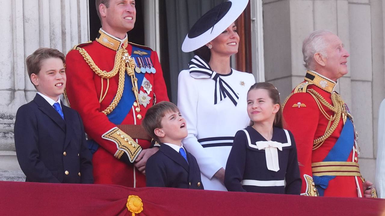 Prinz William (hinten, l-r), Prince of Wales, Kate, Princess of Wales, und der britische König Charles III., stehen mit Prinz George (unten,l-r), Prinz Louis, und Prinzessin Charlotte, auf dem Balkon des Buckingham Palastes, um den Vorbeiflug nach der «Trooping the Colour»-Zeremonie zu sehen, während König Charles seinen offiziellen Geburtstag feiert.