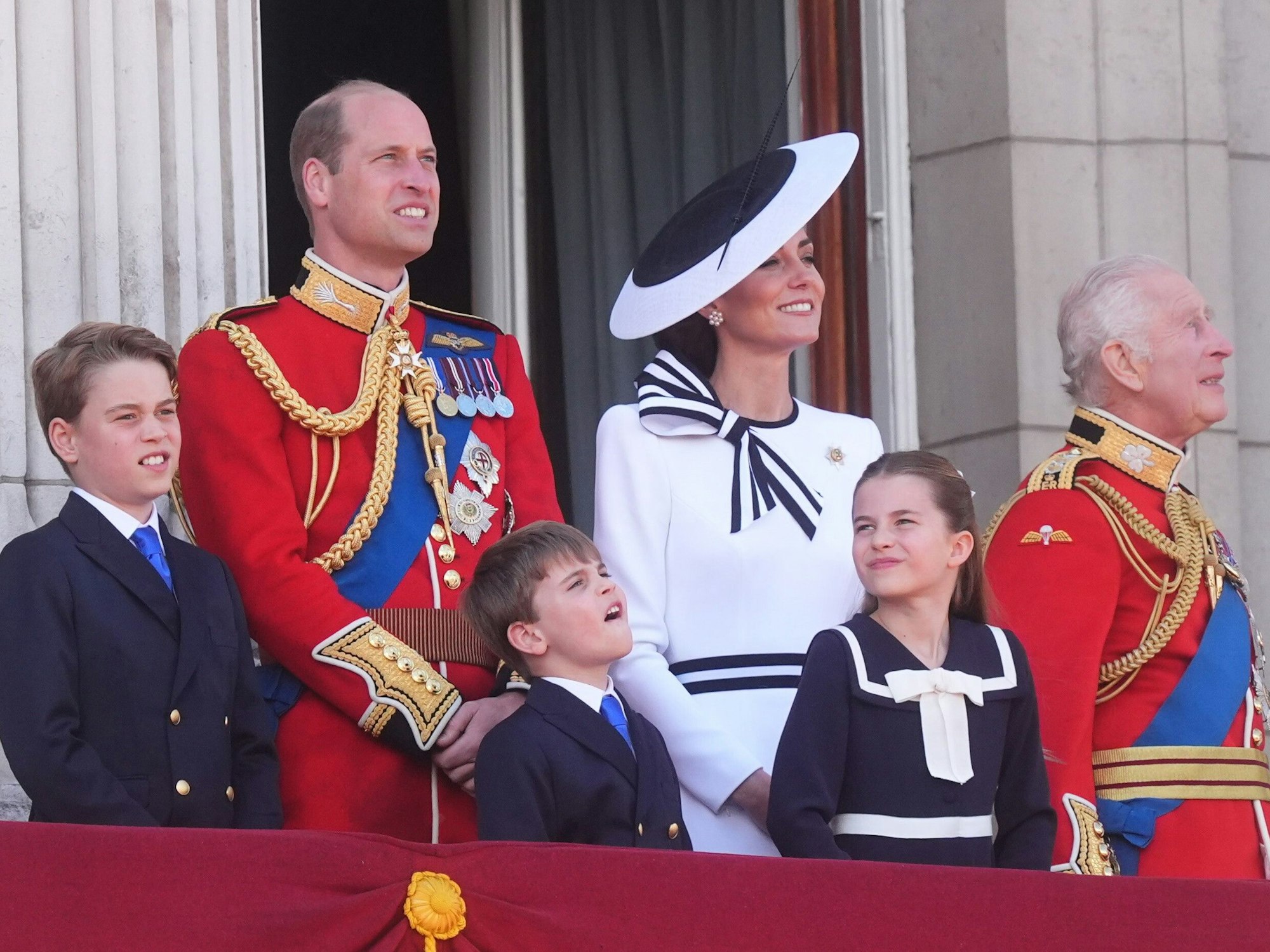 Prinz William (hinten, l-r), Prince of Wales, Kate, Princess of Wales, und der britische König Charles III., stehen mit Prinz George (unten,l-r), Prinz Louis, und Prinzessin Charlotte, auf dem Balkon des Buckingham Palastes, um den Vorbeiflug nach der «Trooping the Colour»-Zeremonie zu sehen, während König Charles seinen offiziellen Geburtstag feiert.