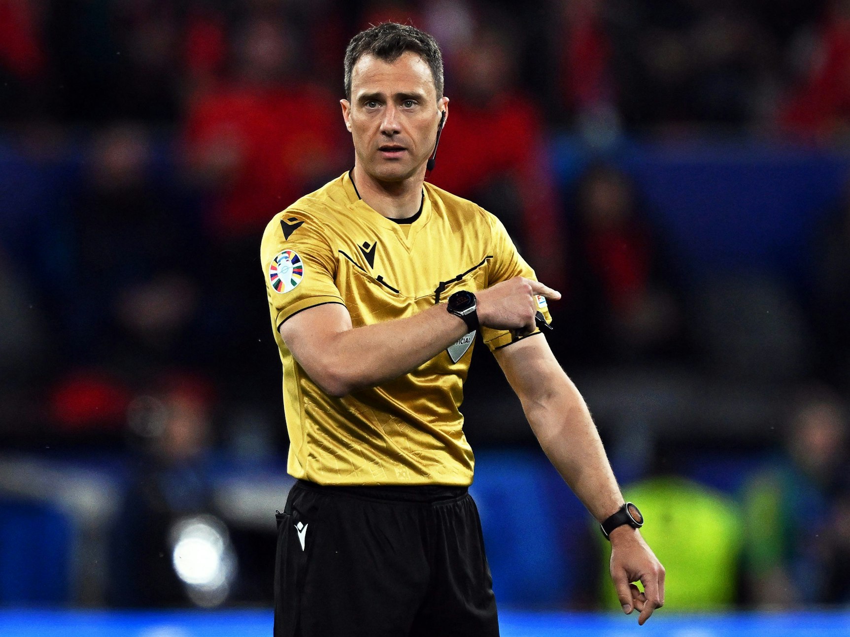 Schiedsrichter Felix Zwayer aus Deutschland leitet die Partie.