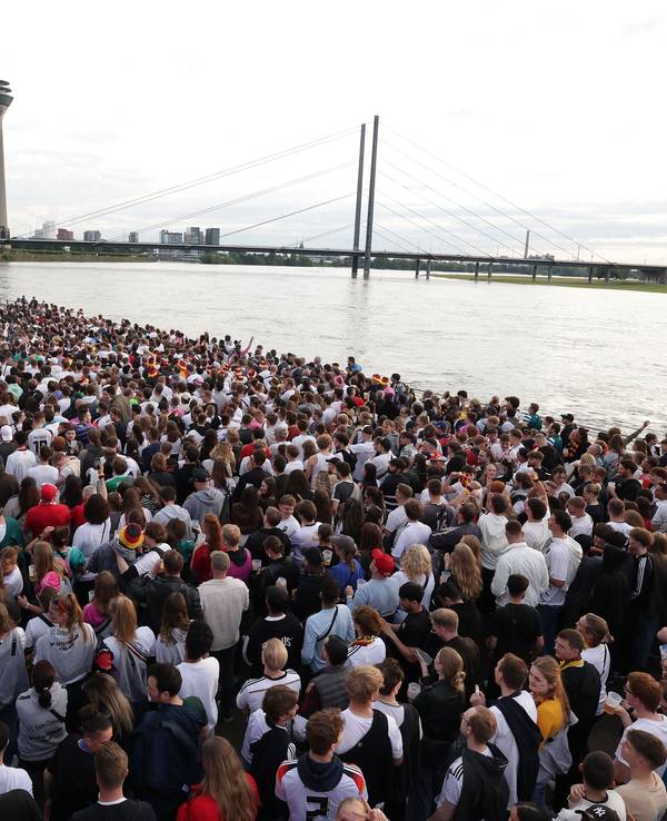 Public Viewing am Rheinufer in Düsseldorf.