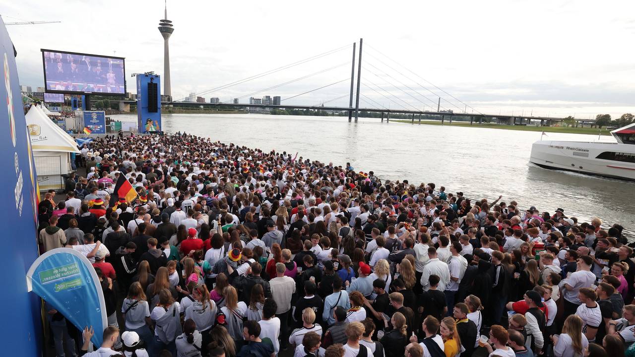Public Viewing am Rheinufer in Düsseldorf.