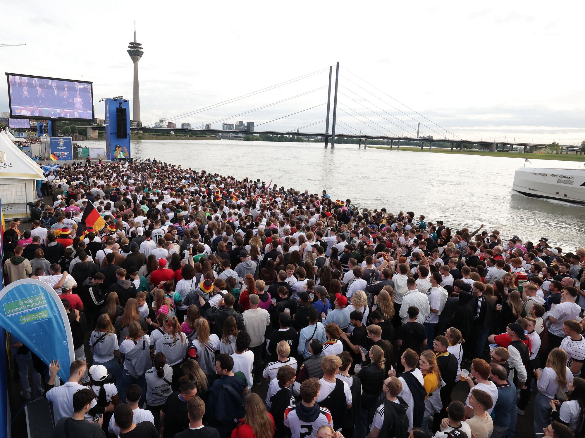 Public Viewing am Rheinufer in Düsseldorf.