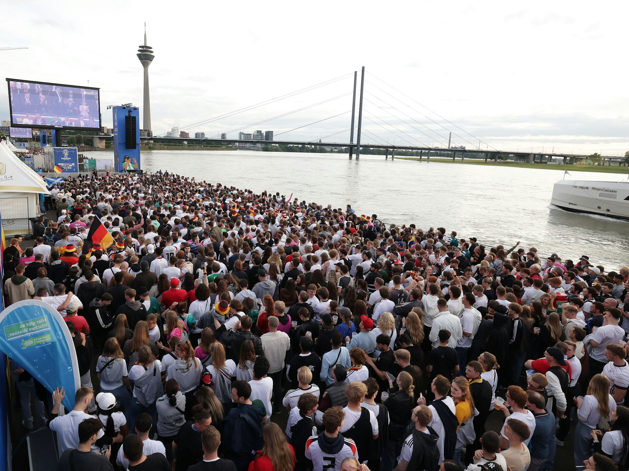 Public Viewing am Rheinufer in Düsseldorf.
