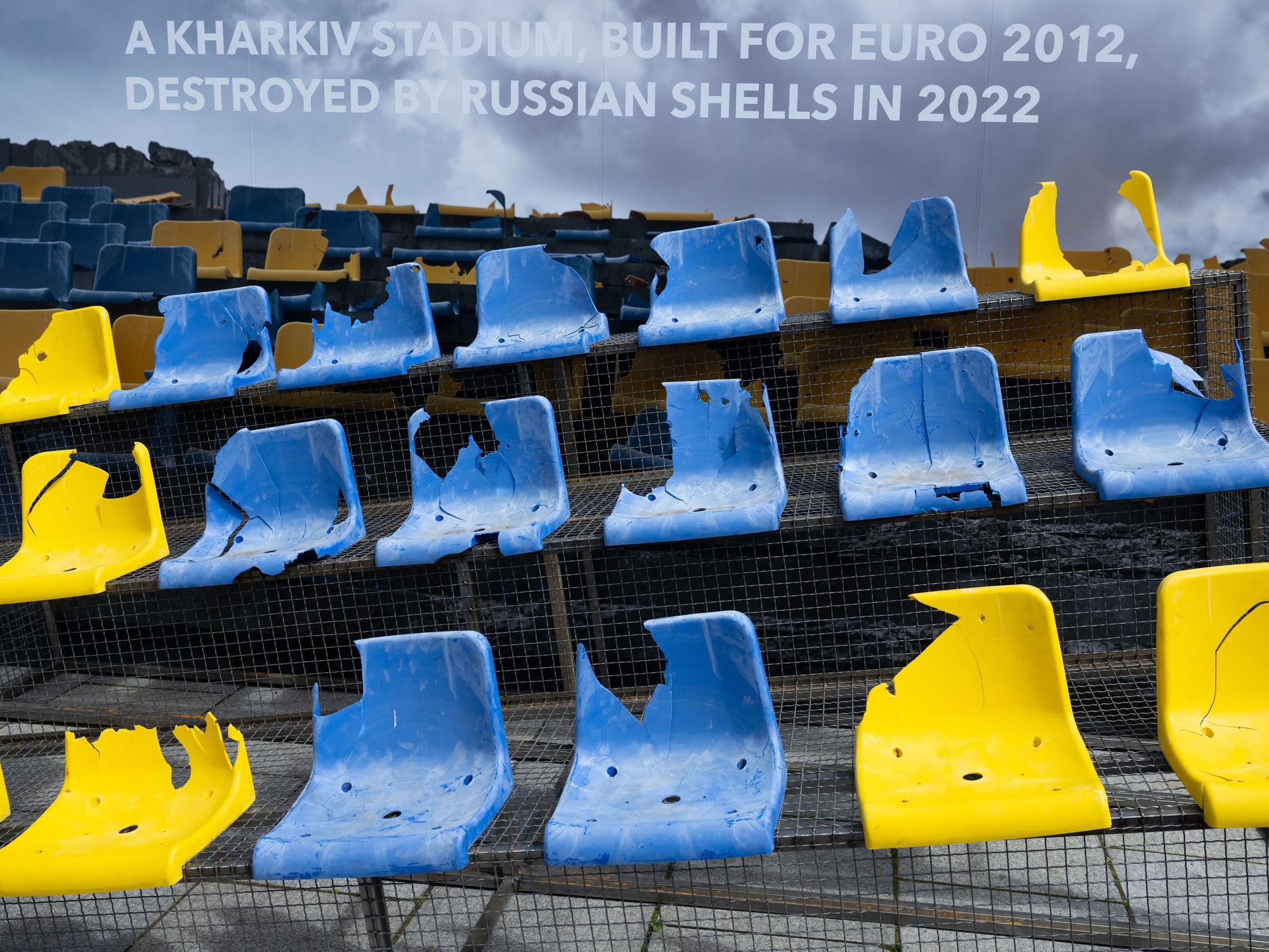 Fußballsitze aus dem von russischen Angriffen zerstörten Stadion in Charkiw (Ukraine) sind auf dem Wittelsbacherplatz bei einer Kundgebung aufgebaut.