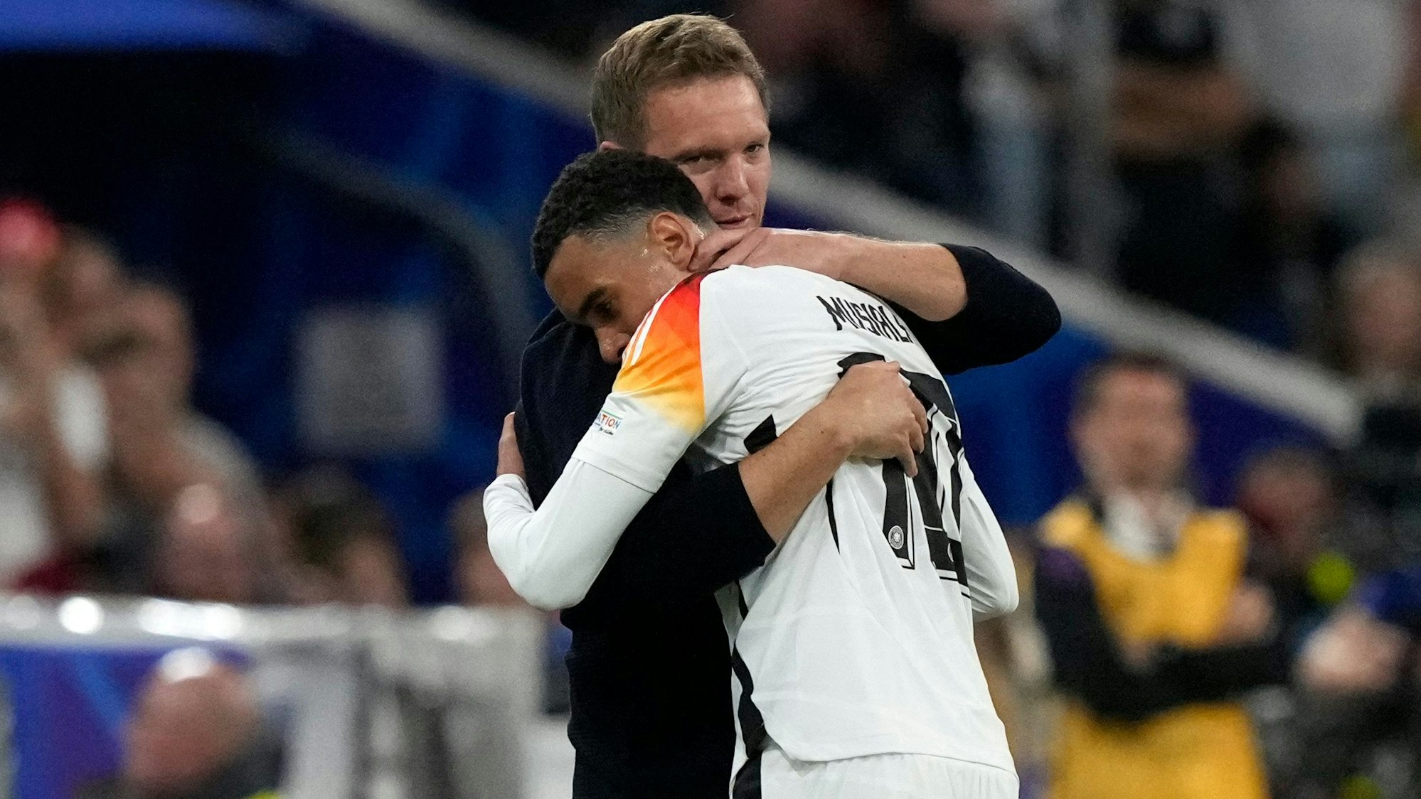 Julian Nagelsmann umarmt Jamal Musiala.
