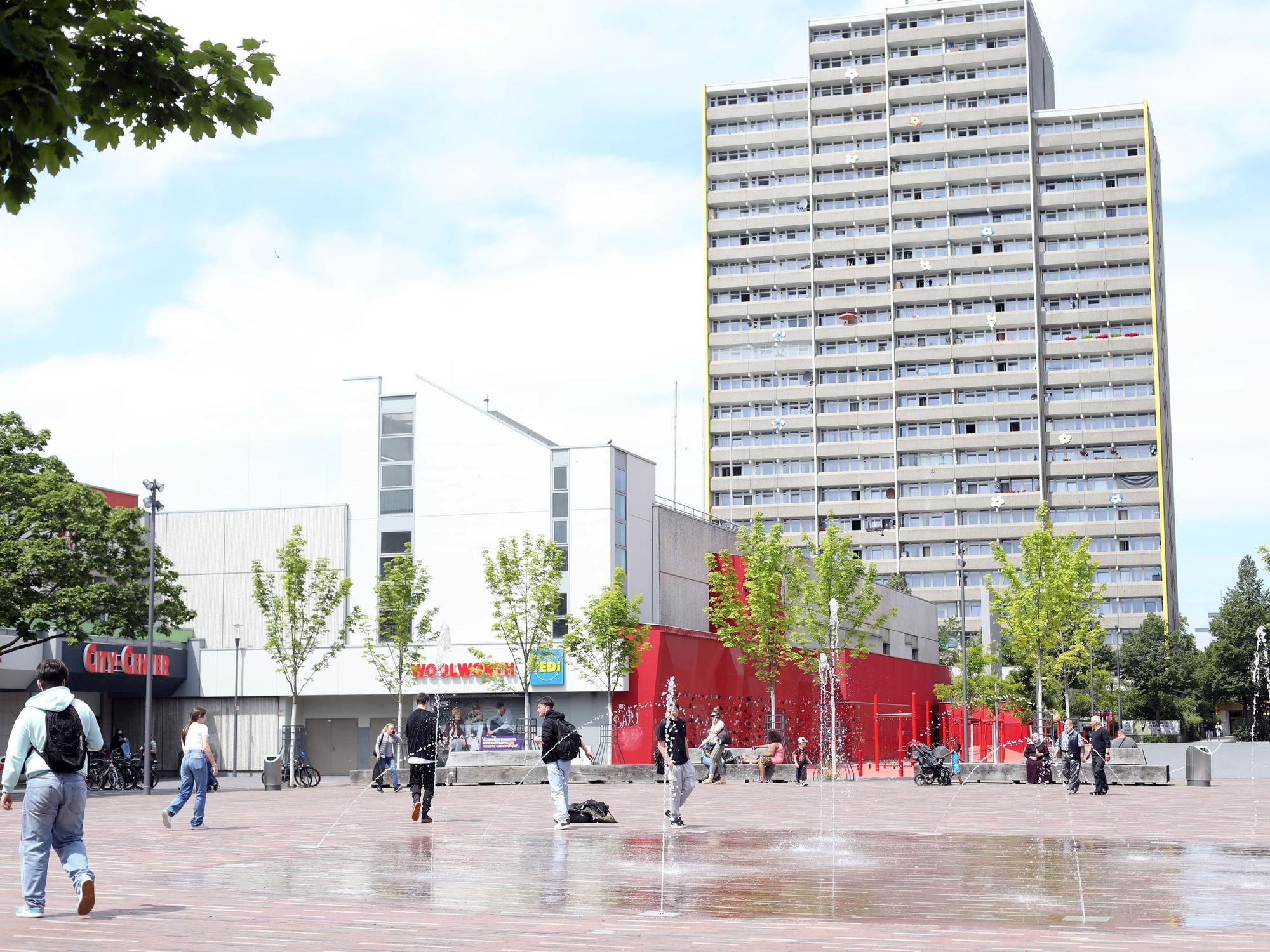 Ein Brunnen in Chorweiler am Pariser Platz lockert das Bild der Hochhausfassaden auf.