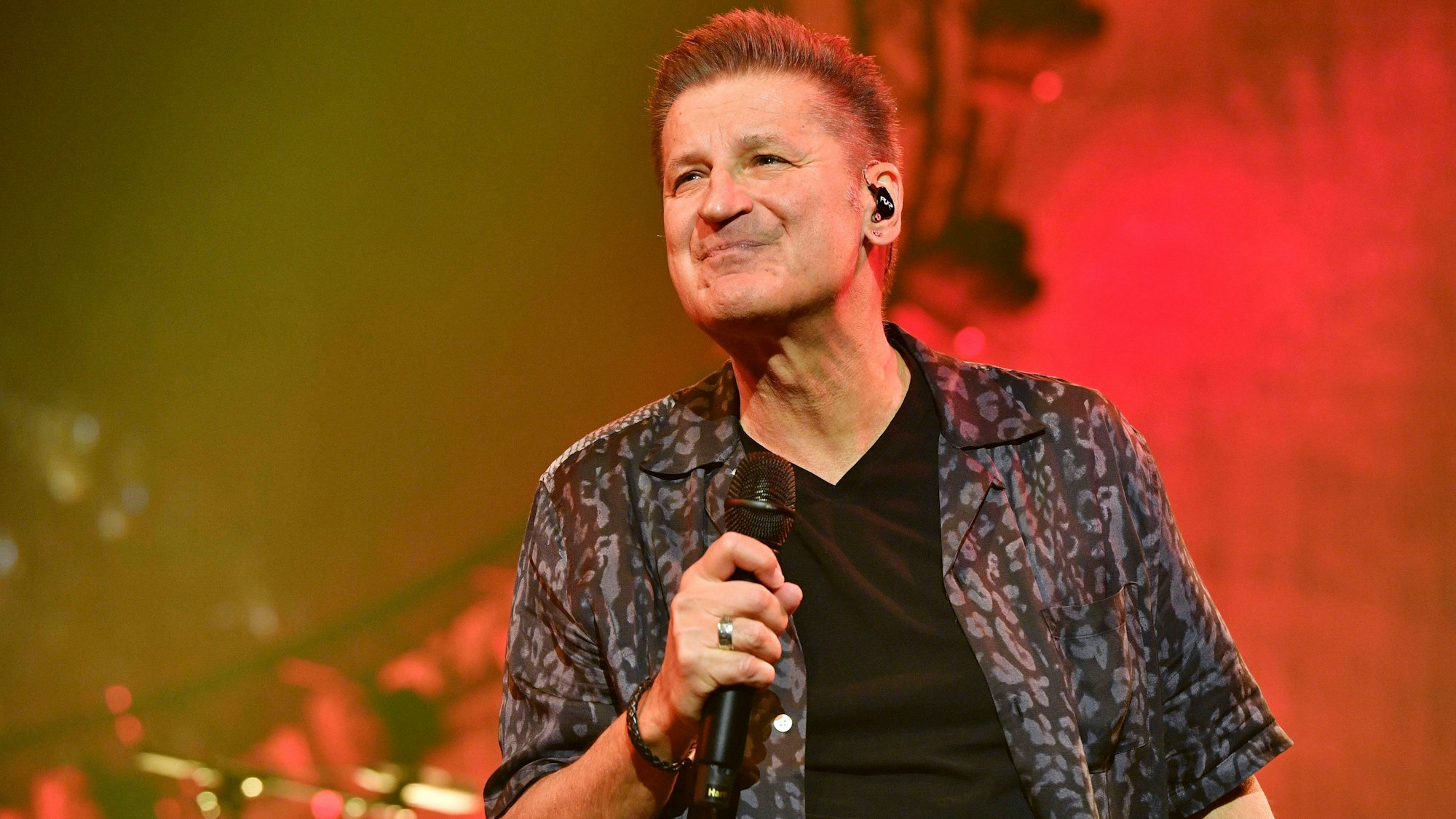 Hartmut Engler singt auf der Bühne.