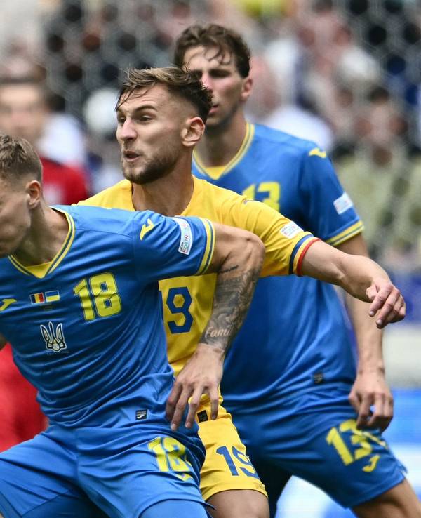Volodymyr Brazhko behauptet den Ball gegen Denis Dragus.