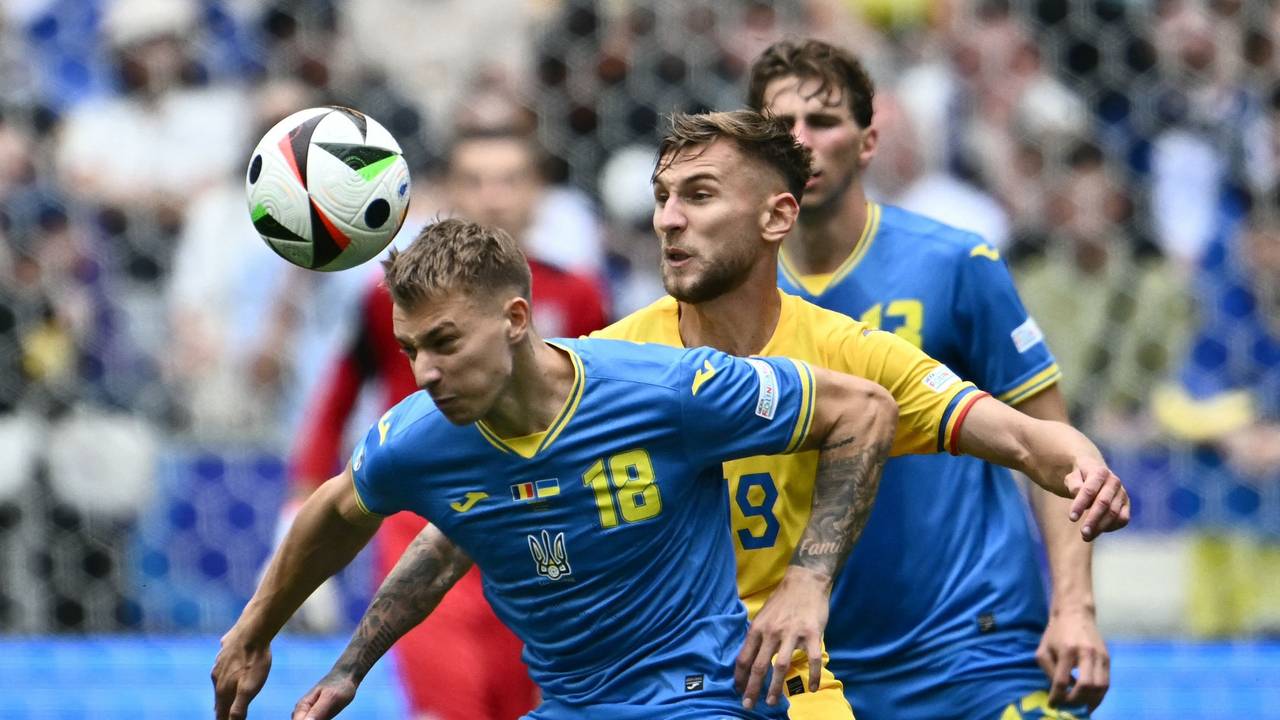 Volodymyr Brazhko behauptet den Ball gegen Denis Dragus.