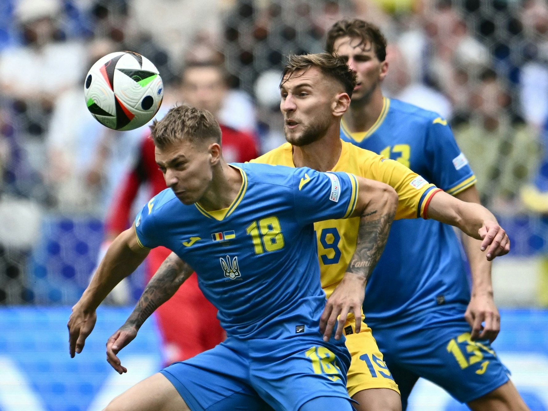 Volodymyr Brazhko behauptet den Ball gegen Denis Dragus.