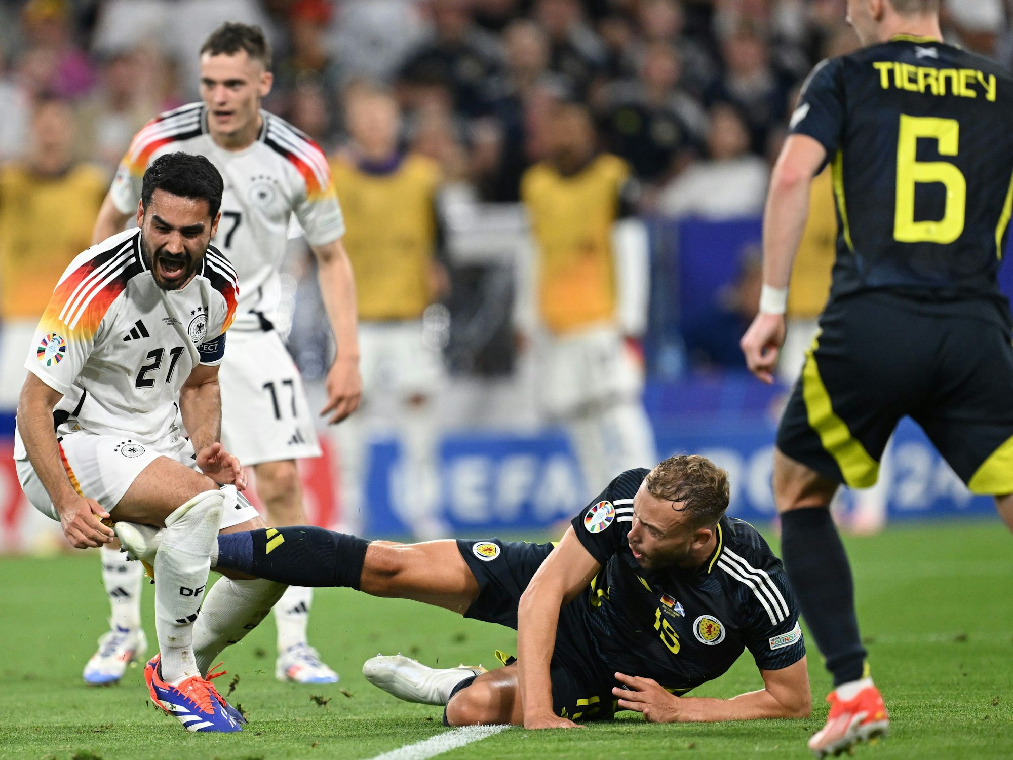 Deutschlands Ilkay Gündogan (l.) wird von Schottlands Ryan Porteous gefoult.