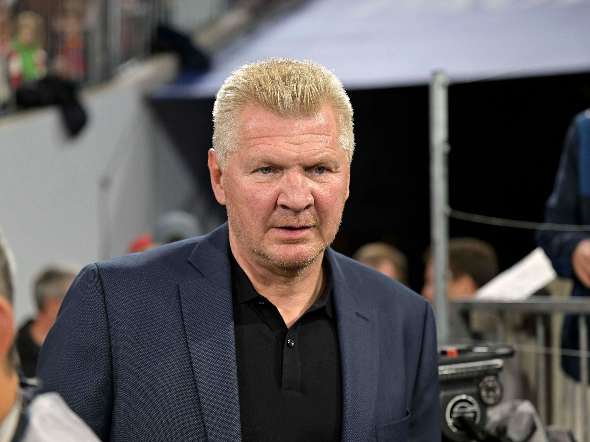 Stefan Effenberg am Rande des Bundesliga-Spiels FC Bayern München gegen den SC Freiburg.