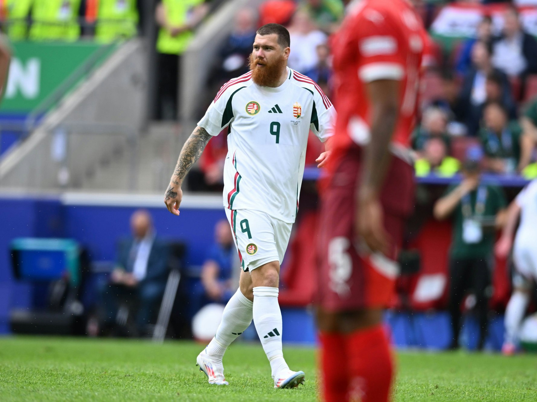 Martin Adam im Trikot der ungarischen Nationalmannschaft auf dem Spielfeld.