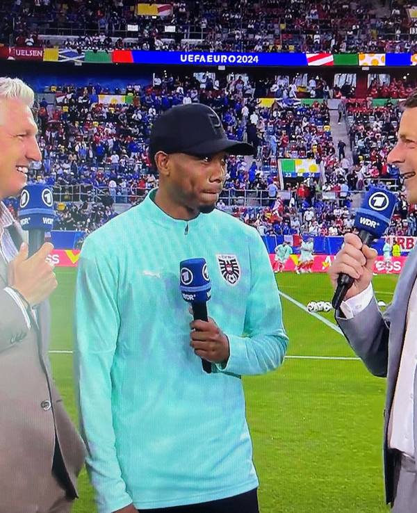 Bastian Schweinsteiger, David Alaba und ARD-Moderator Alexander Bommes im Interview.