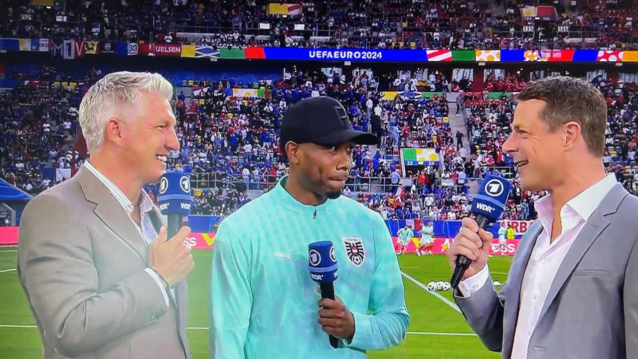 Bastian Schweinsteiger, David Alaba und ARD-Moderator Alexander Bommes im Interview.