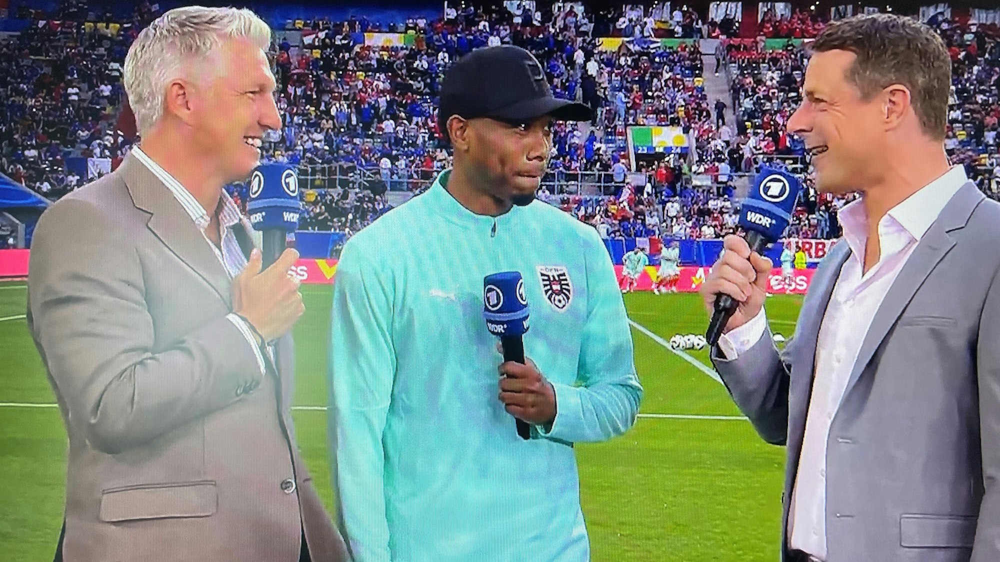 Bastian Schweinsteiger, David Alaba und ARD-Moderator Alexander Bommes im Interview.