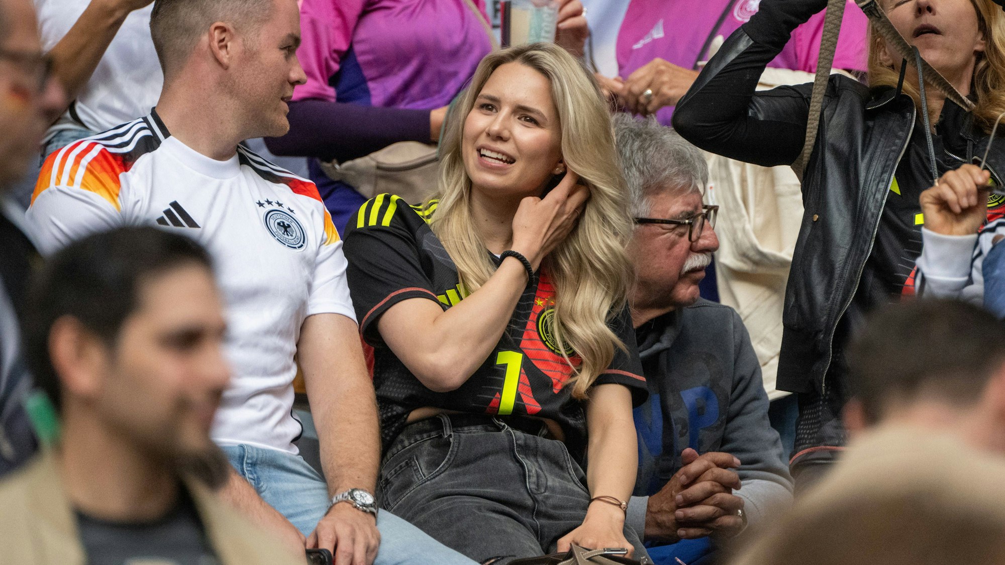 Anika Bissel, Frau von Manuel Neuer, auf der Tribüne.