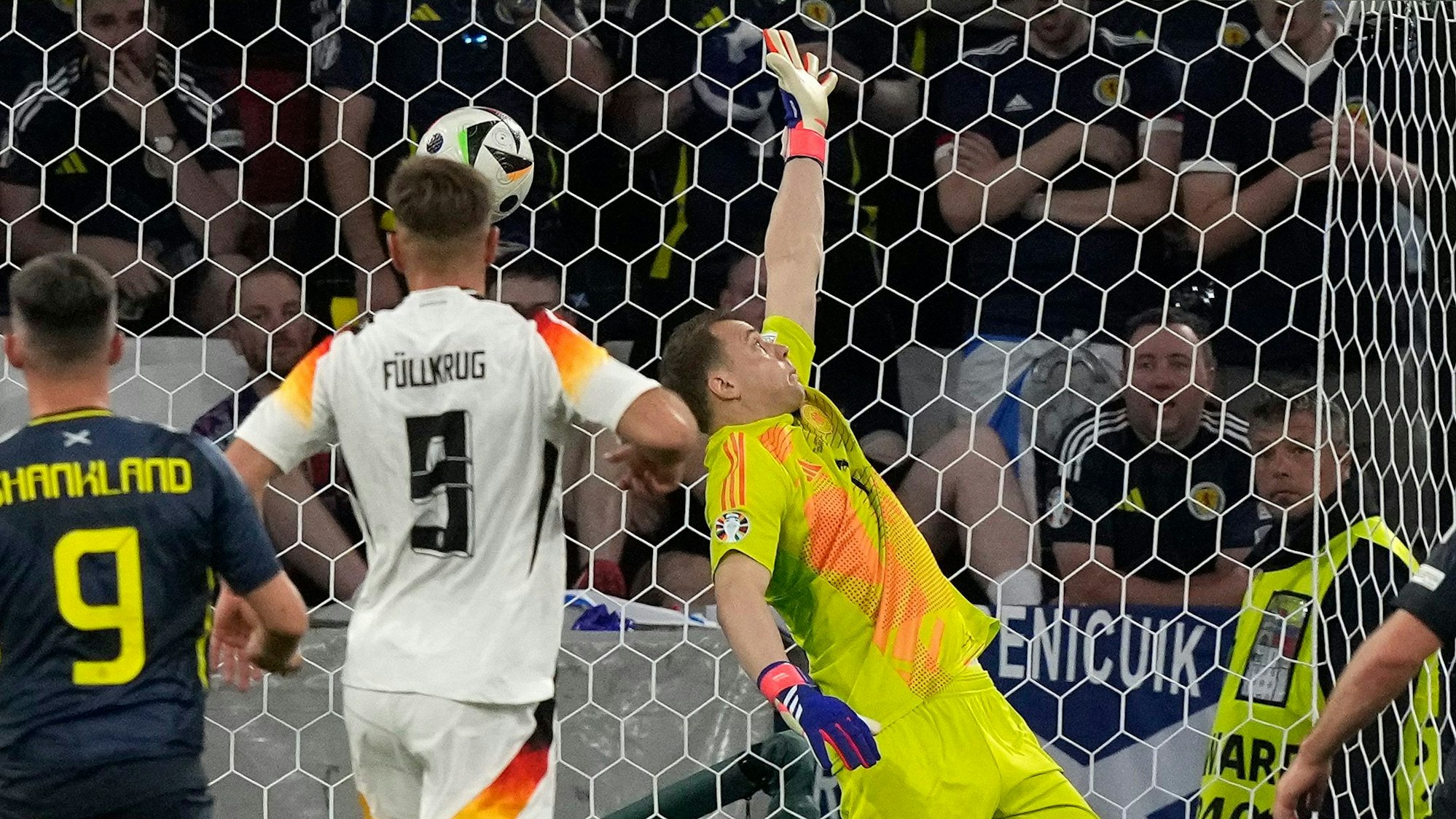 Manuel Neuer wird von Antonio Rüdiger bezwungen.