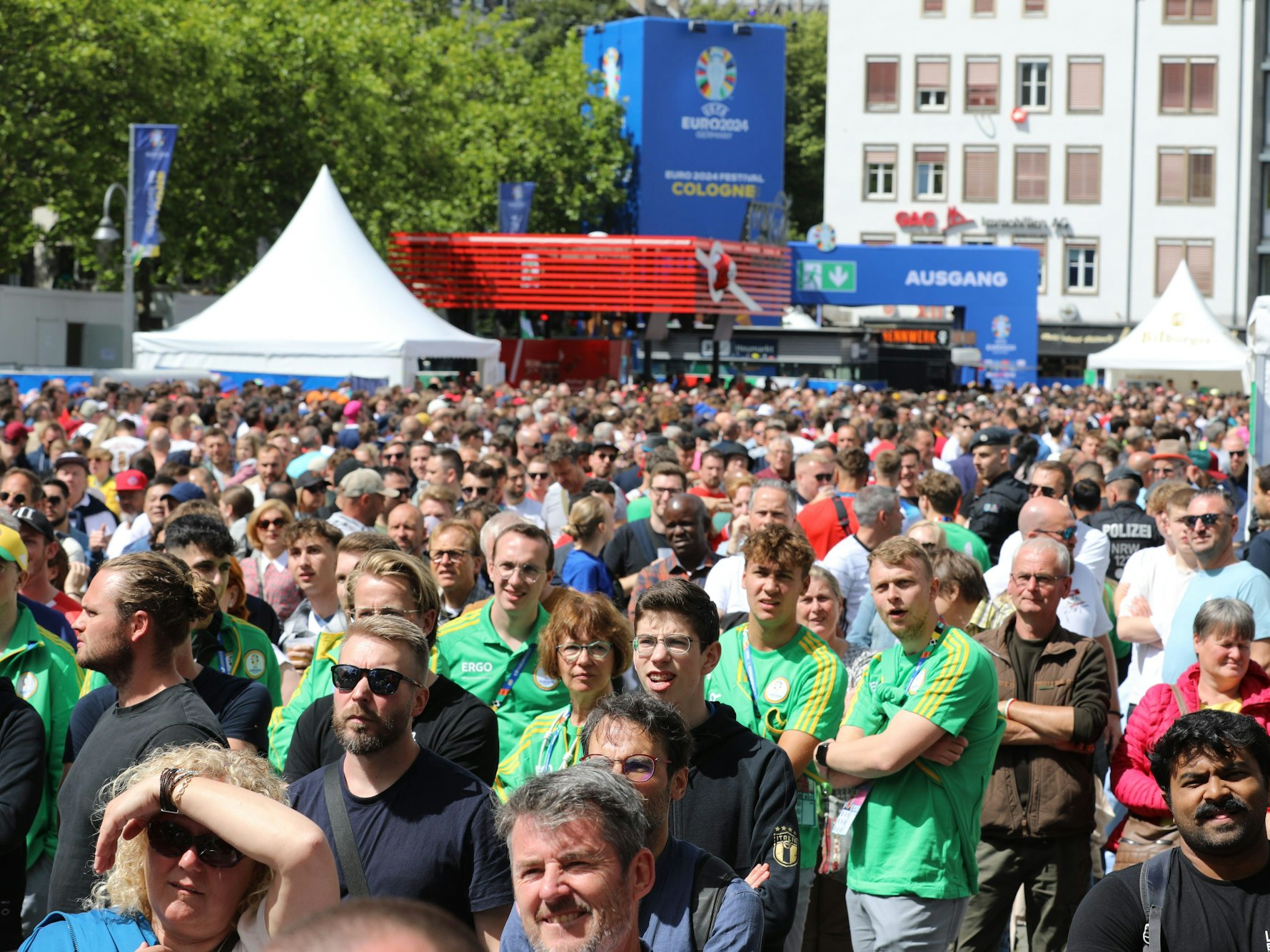 Fußball-Fans beim Public Viewing am Heumarkt.