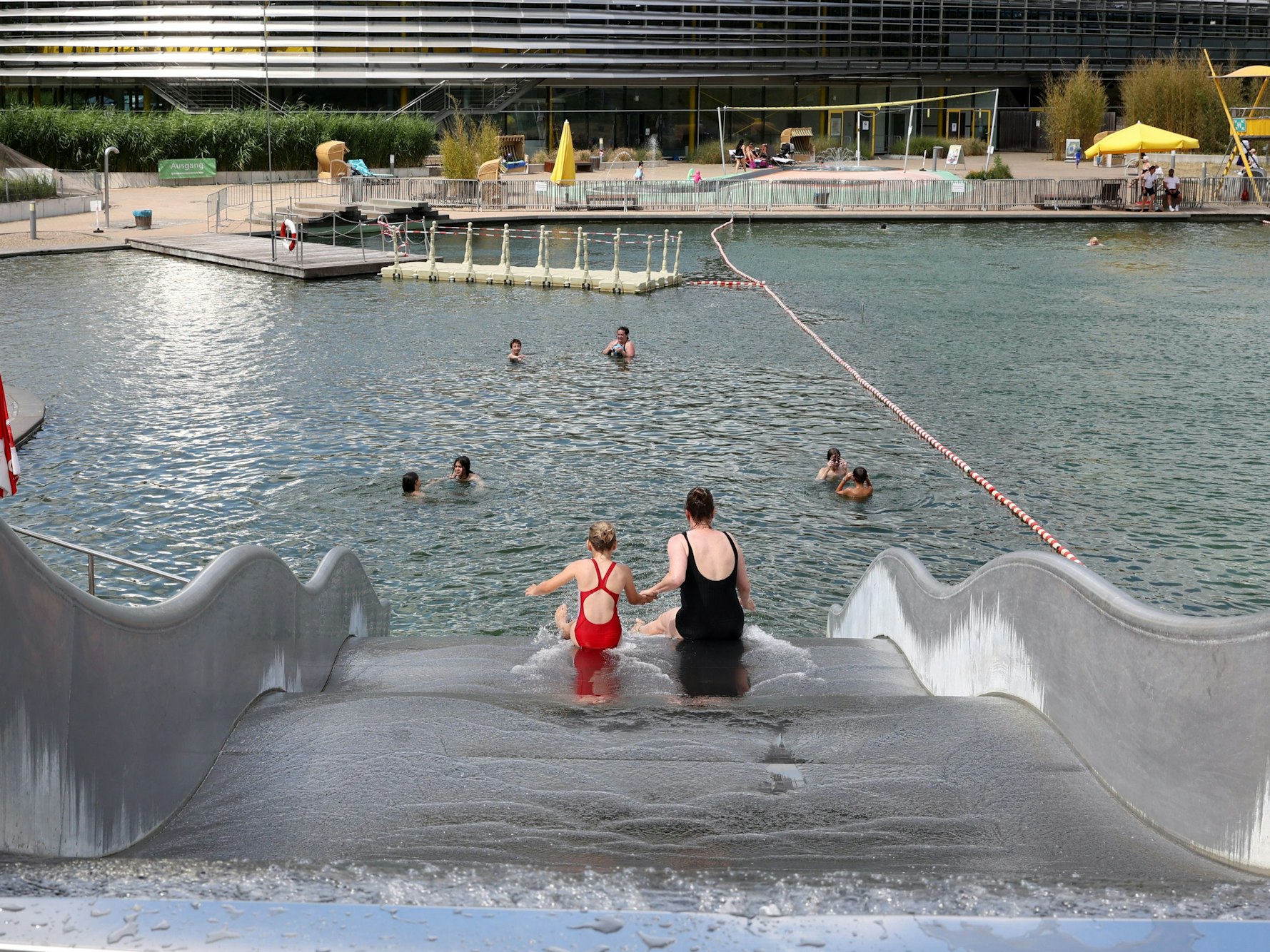 Zwei Personen sind auf der Wasserrutsche im Lentpark.